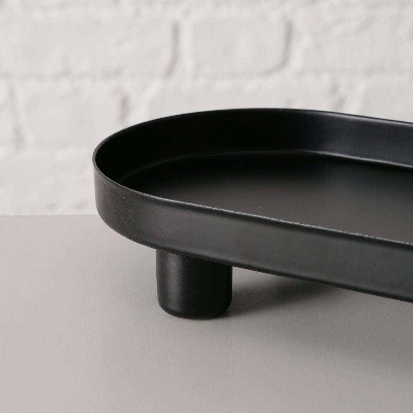 Minimalistisches ovales Tablett als stilvolles Wohnaccessoire