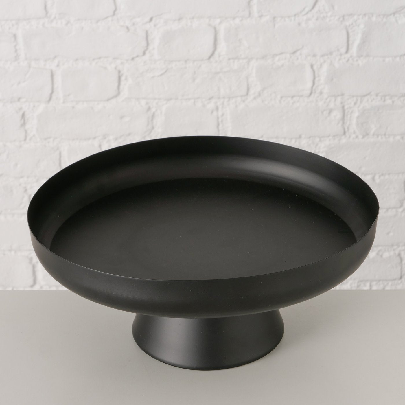 Minimalistisches, rundes Tablett mit Metallgestell in Schwarz