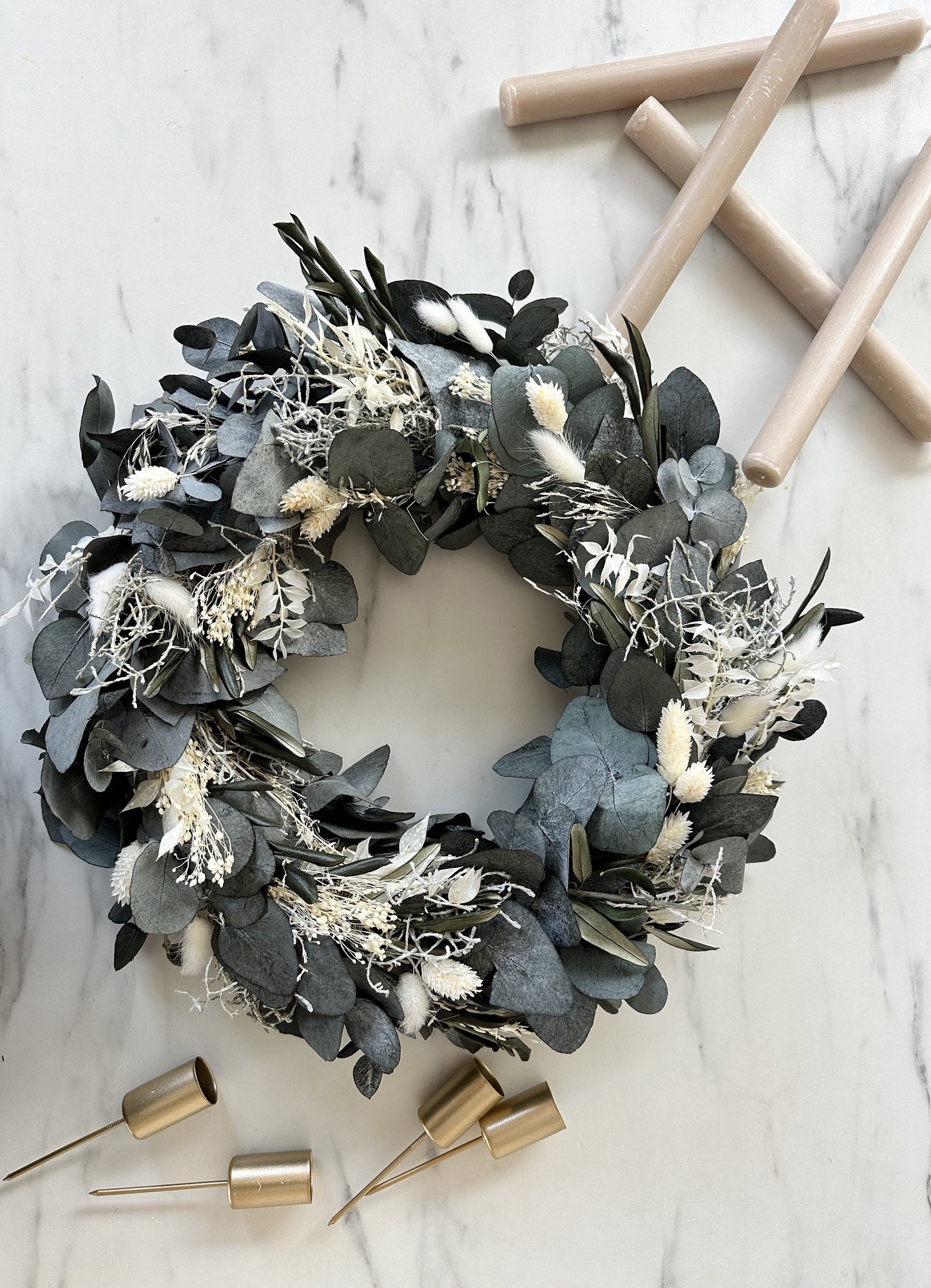 Handgemachter Adventskranz in Grüntönen mit Kerzen – Eukalyptus & Olive