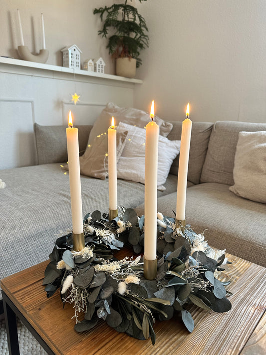 Adventskranz Adventsdeko Adventsgestekc mit Eukalyptus, Oliven und Trockenblumen – natürliche Weihnachtsdeko von lizasliving