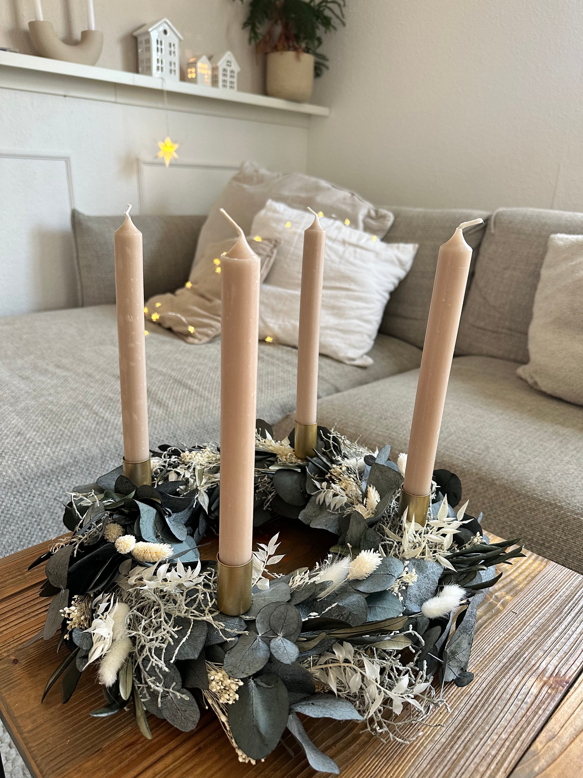 tilvolle Tischdeko zu Weihnachten mit Eukalyptus und Trockenblumen – Adventskranz von lizasliving