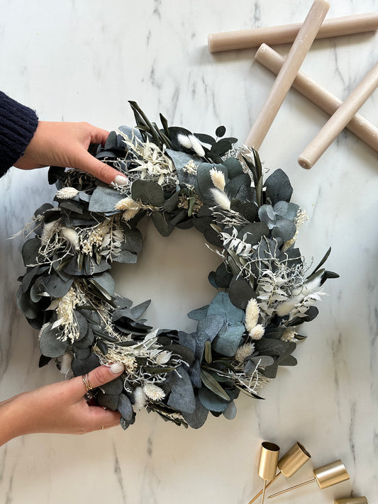 Adventskranz Greenery mit Eukalyptus, Oliven und Trockenblumen – natürliche Weihnachtsdeko von lizasliving