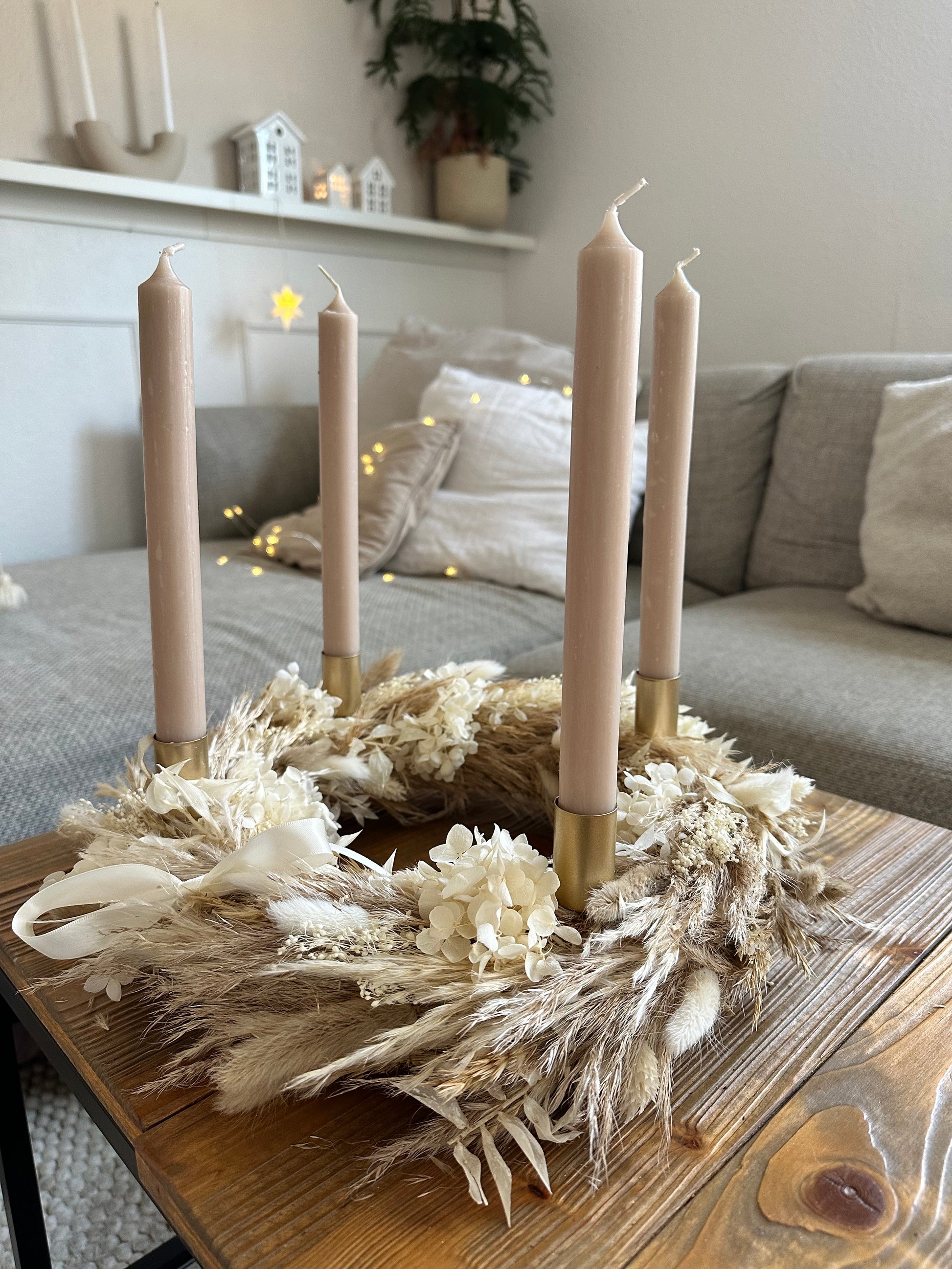 Eleganter und handgefertigter Adventskranz aus Trockenblumen – natürlich und nachhaltig