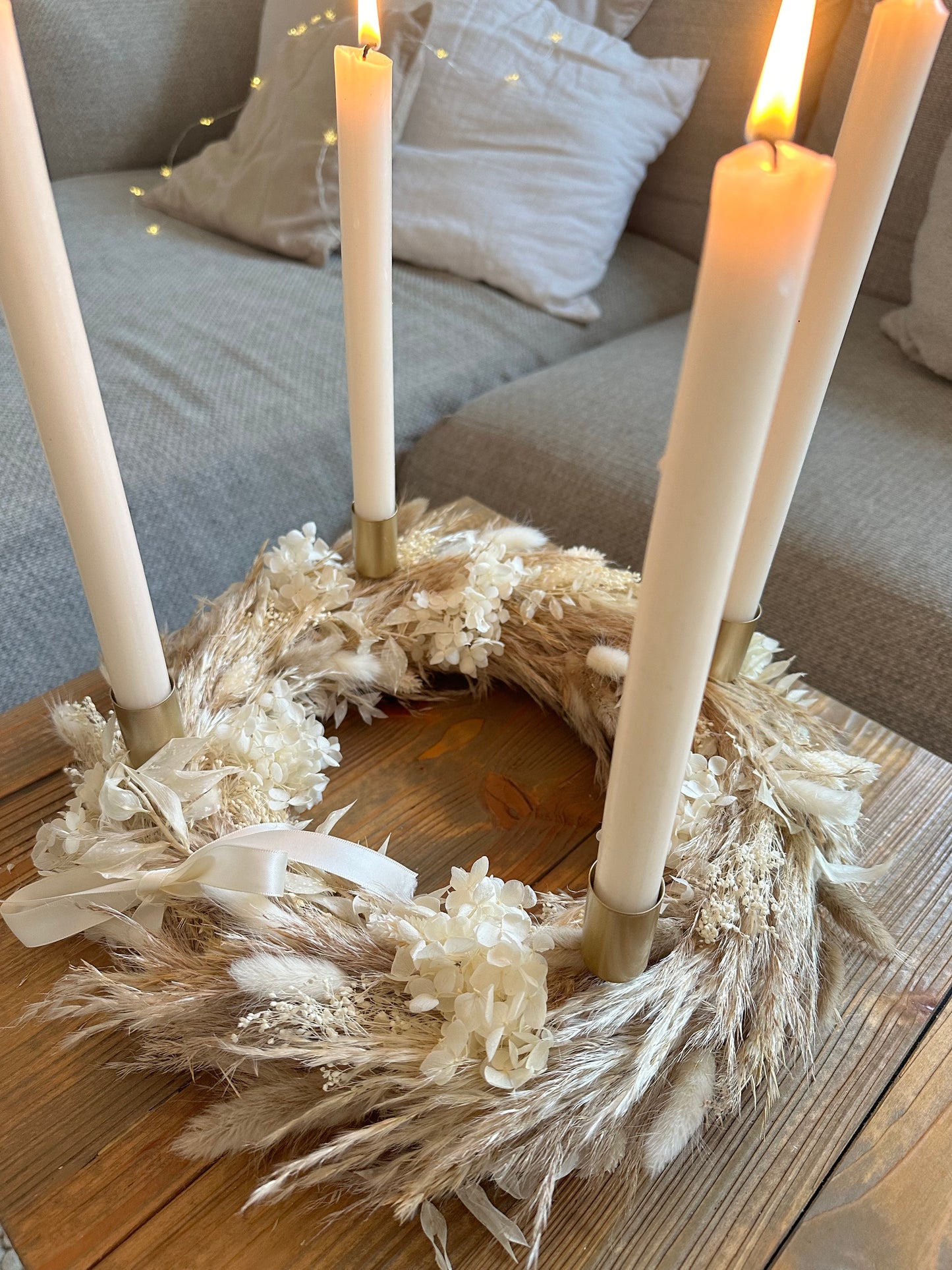 Stilvolle Adventsdeko aus Trockenblumen in Cremefarben – handgemacht