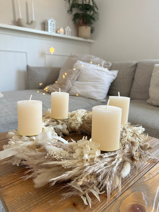 Adventskranz aus Trockenblumen in Creme, Beige und Weiß – handgefertigt von lizasliving