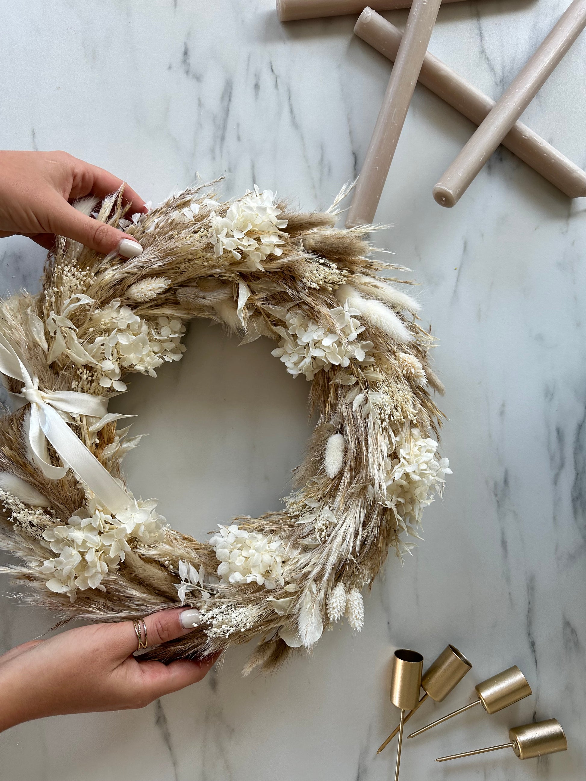 Minimalistischer Adventskranz in Weiß und Beige mit Kerzen – lizasliving Concept Store