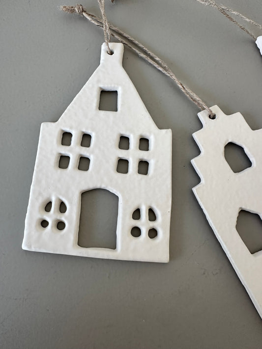 Weihnachtsanhänger in Hausform oder Tanne in Creme als Weihnachtsbaumschmuck Christbaumschmuck