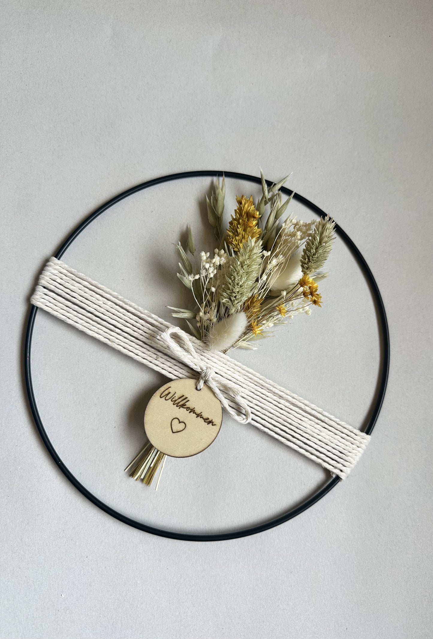 Metallring mit frühlingshaften Trockenblumenstrauß, Garn und Holzplättchen "Willkommen ♡"
