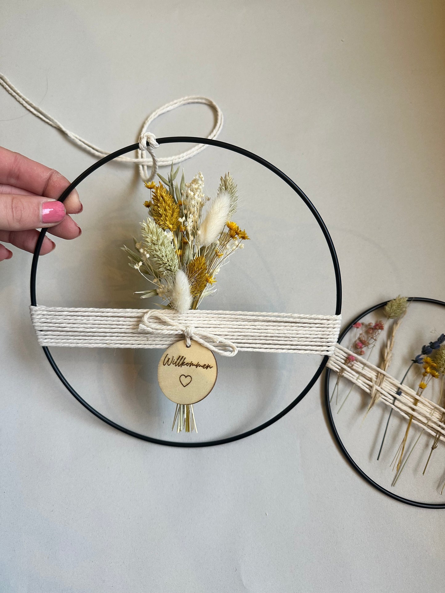 Metallring mit frühlingshaften Trockenblumenstrauß, Garn und Holzplättchen "Willkommen ♡"