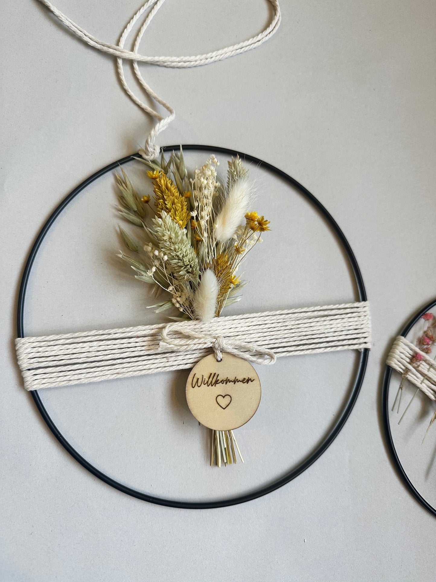 Metallring mit frühlingshaften Trockenblumenstrauß, Garn und Holzplättchen "Willkommen ♡"