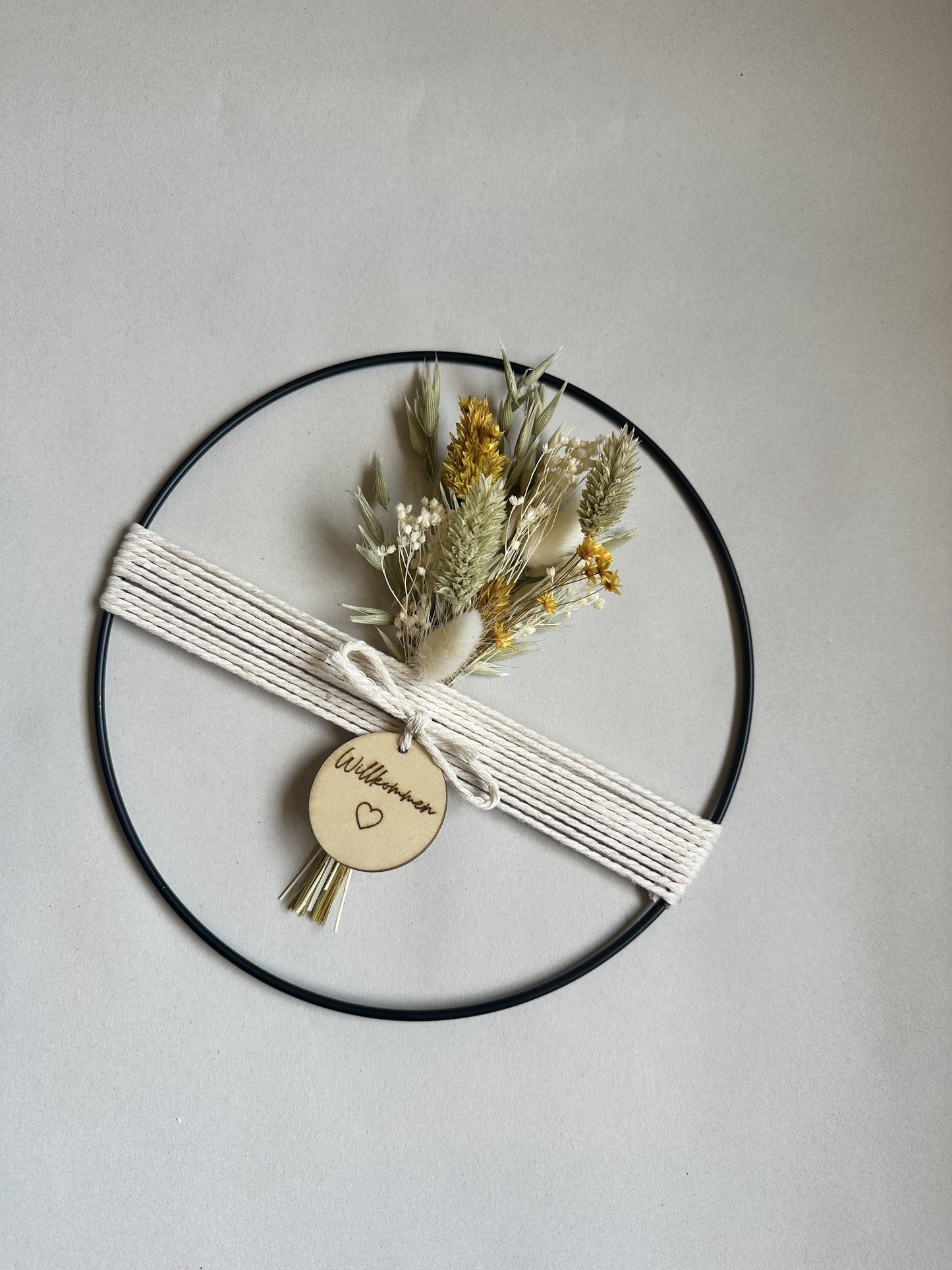 Metallring mit frühlingshaften Trockenblumenstrauß, Garn und Holzplättchen "Willkommen ♡"