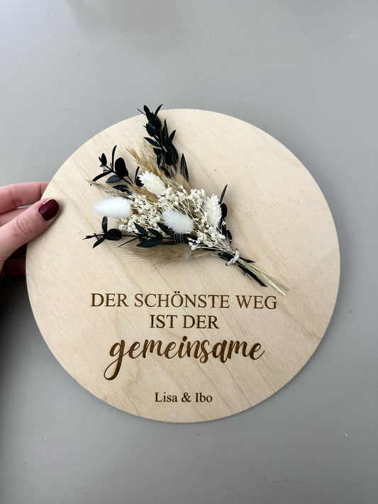 Holzscheibe mit Trockenblumen, Spruch und Personalisierung Hochzeitsgeschenk für das Brautpaar