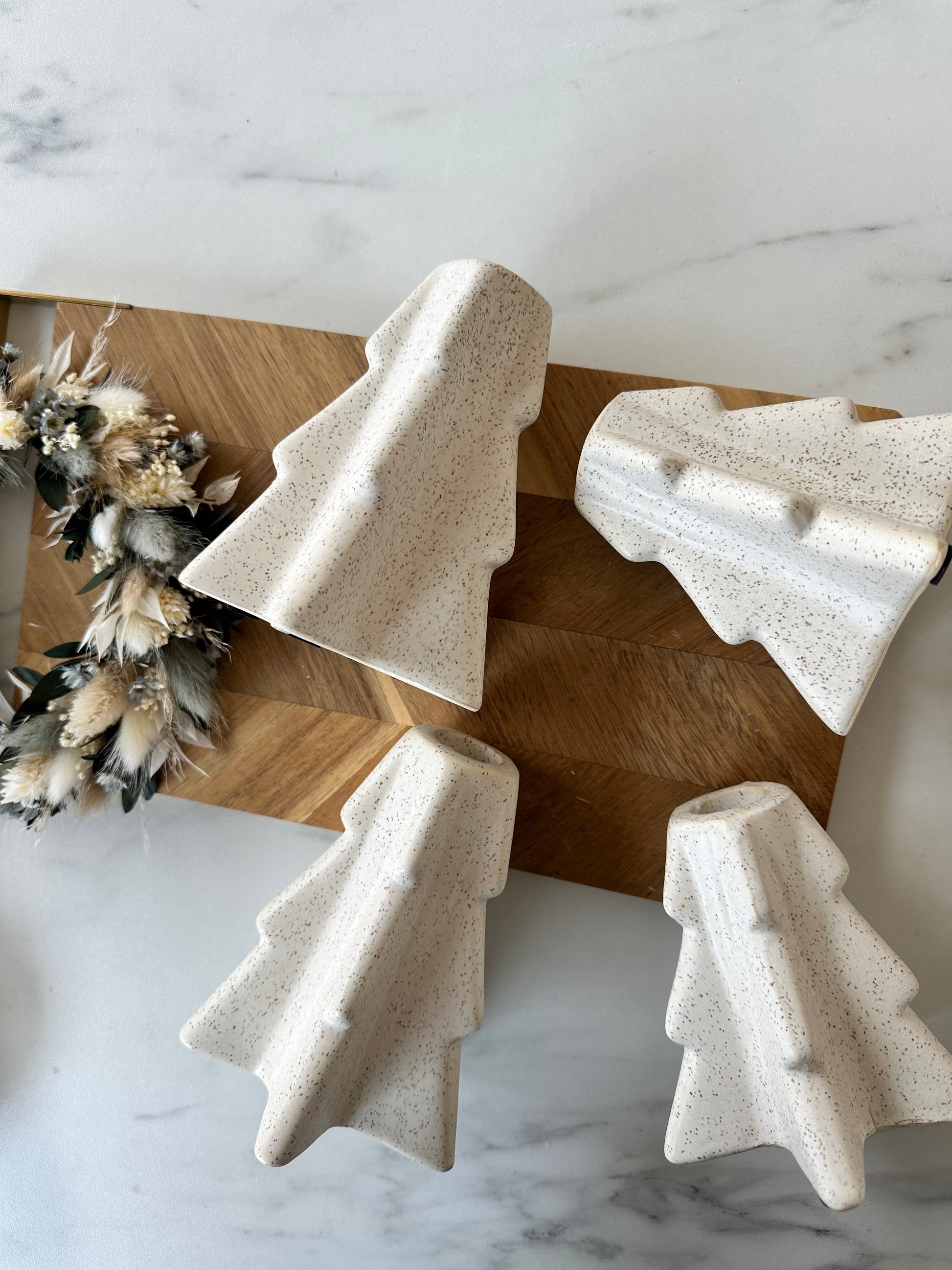 Dekorativer Kerzenhalter in Weiß gesprenkelt tolle Adventsdeko –  Dekoidee von lizasliving