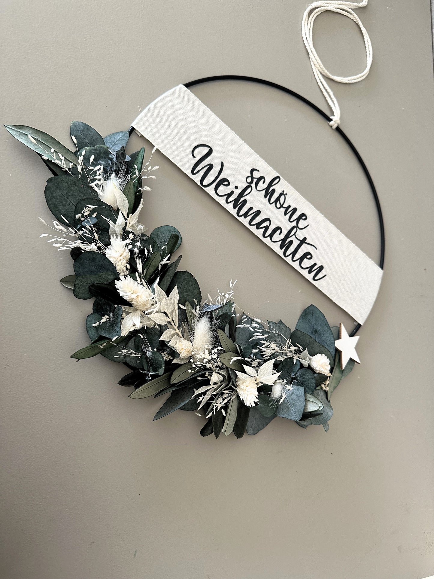 Dekorativer Trockenblumenkranz mit grünen Zweigen – Weihnachtsdeko von lizasliving
