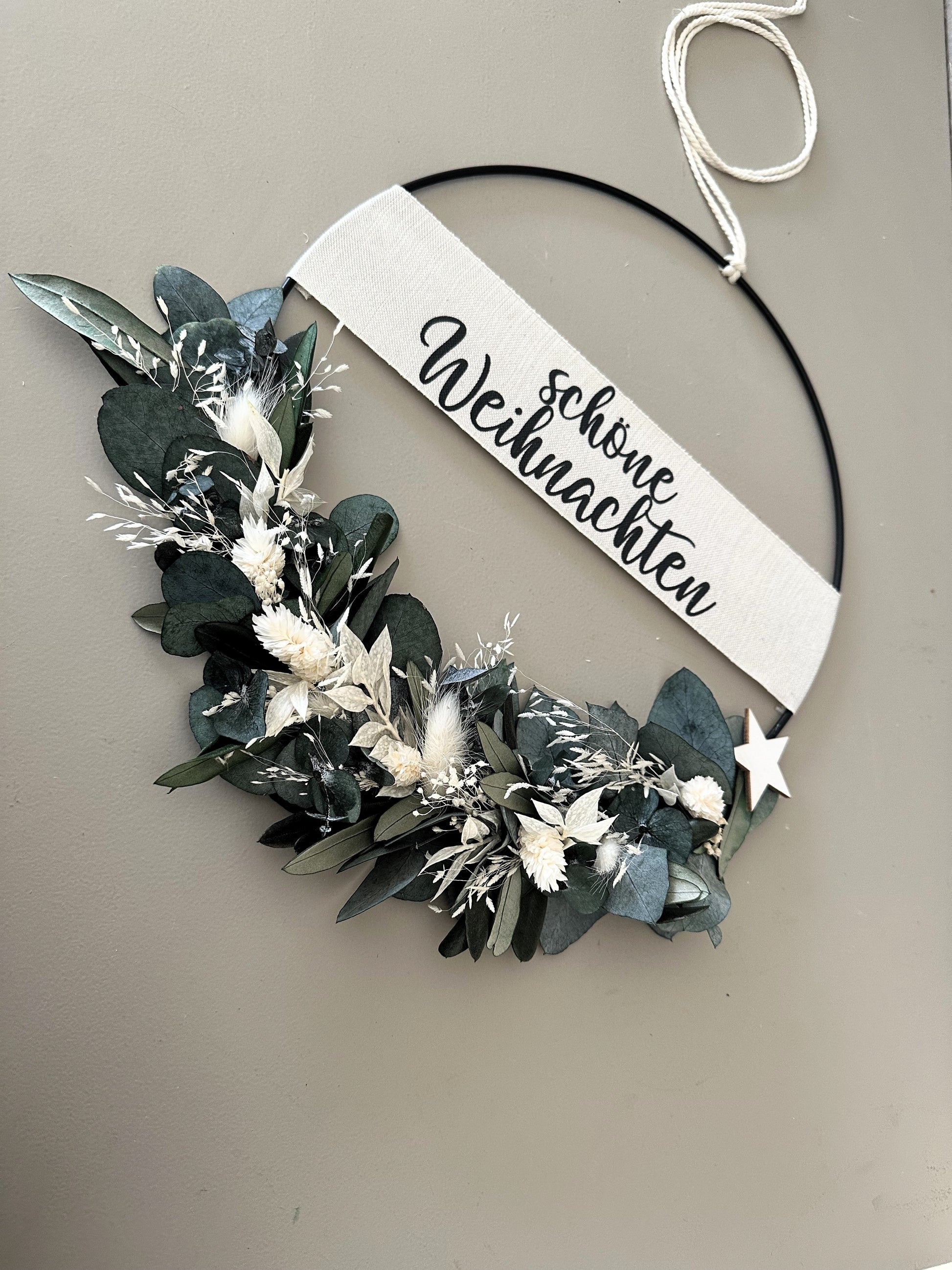 Dekorativer Trockenblumenkranz mit grünen Zweigen – Weihnachtsdeko von lizasliving