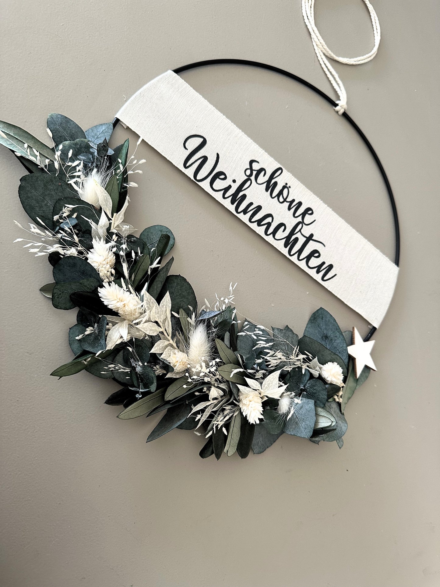 Handgemachter Weihnachtsring aus Trockenblumen – natürliche Tür- oder Wanddeko