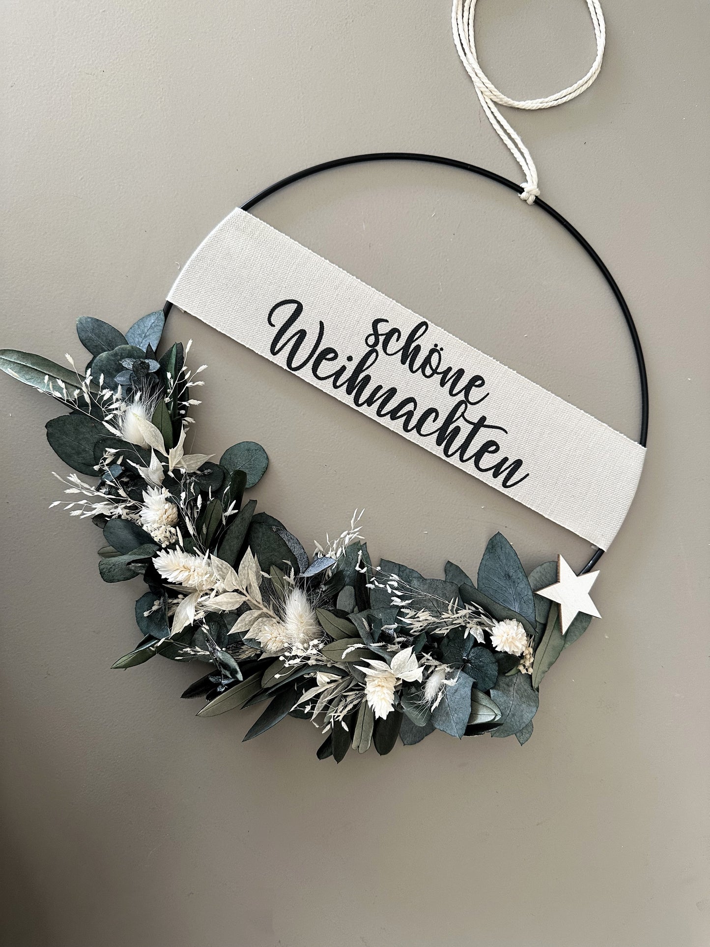 Natürlicher Weihnachtskranz mit Eukalyptus und Olivenzweigen – festliche Dekoidee