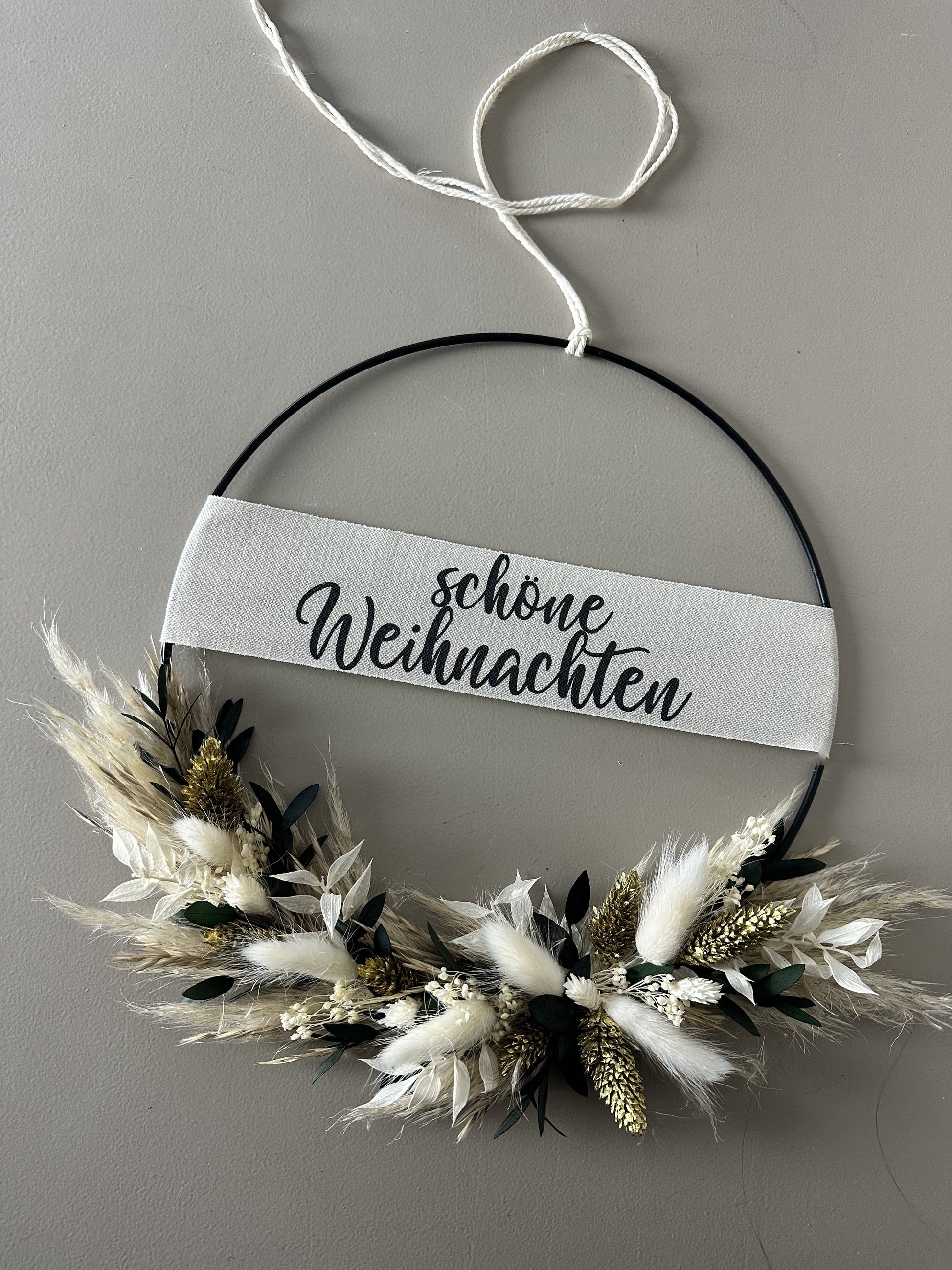 Festlicher Trockenblumenkranz in Beige und Grün – Weihnachtsdeko von lizasliving