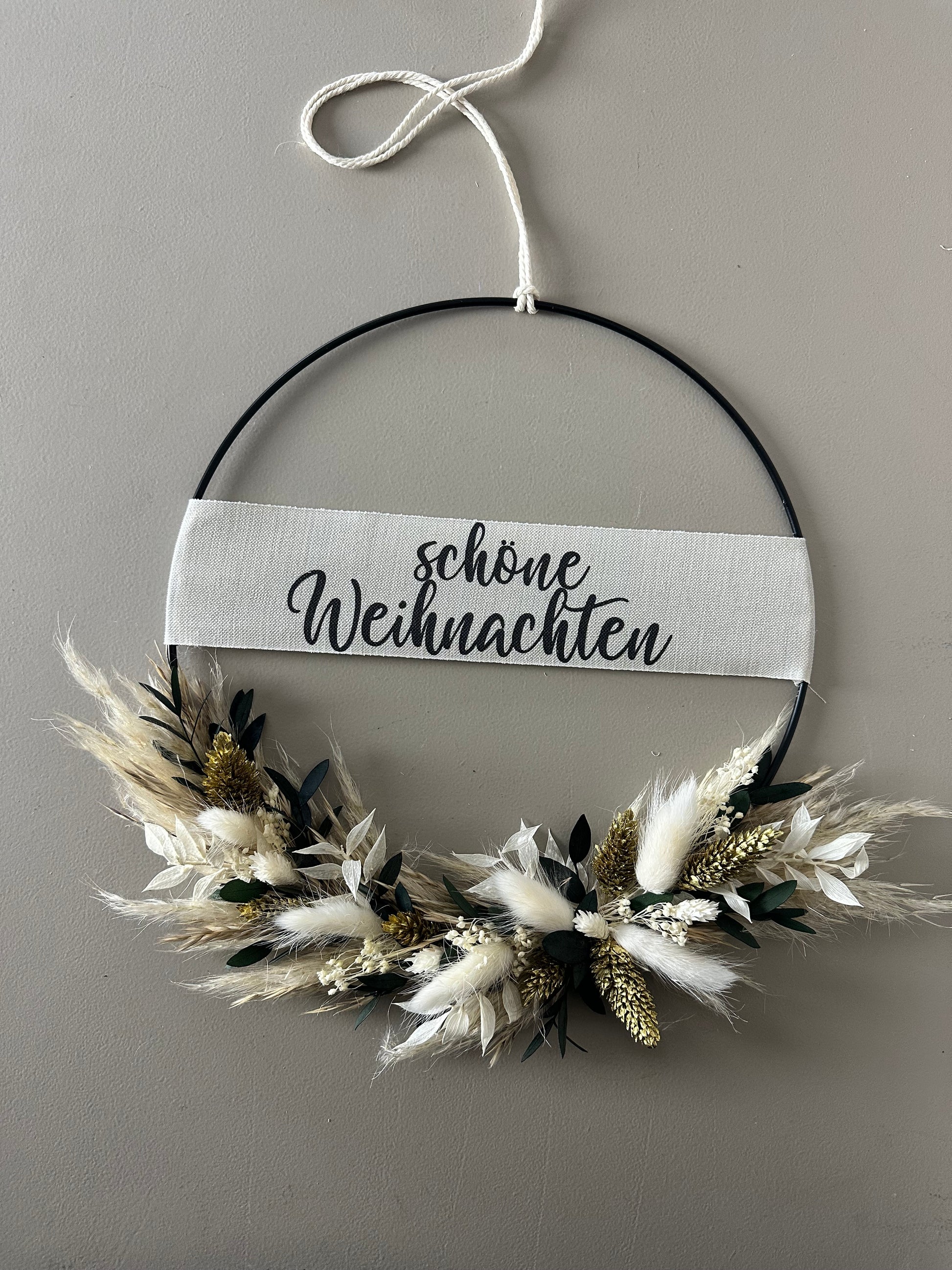 Trockenblumenring in Beige und Grün mit Schriftzug „Schöne Weihnachten“ – lizasliving