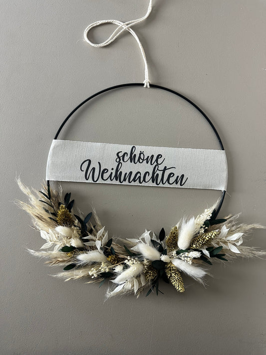 Trockenblumenring in Beige und Grün mit Schriftzug „Schöne Weihnachten“ – lizasliving