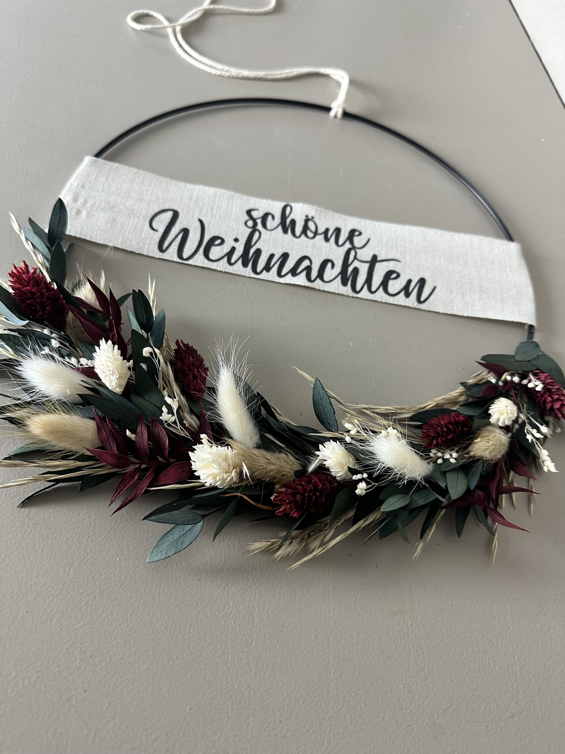 Festlicher Trockenblumenkranz in Rot, Grün und Weiß – Weihnachtsdeko von lizasliving