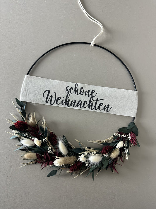 Trockenblumenring in Rot, Grün und Weiß mit Schriftzug „Schöne Weihnachten“ – lizasliving