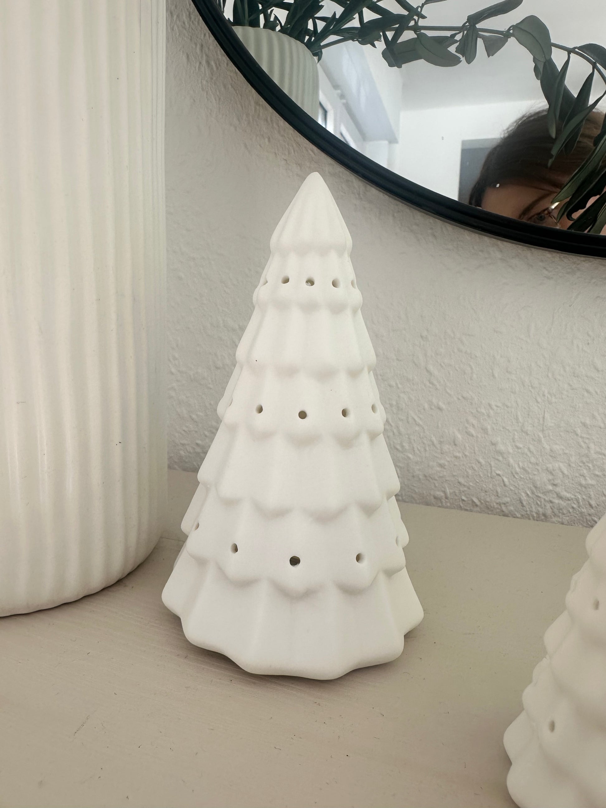 Moderner kleiner Weihnachtsbaum mit integrierten LED-Lichtern