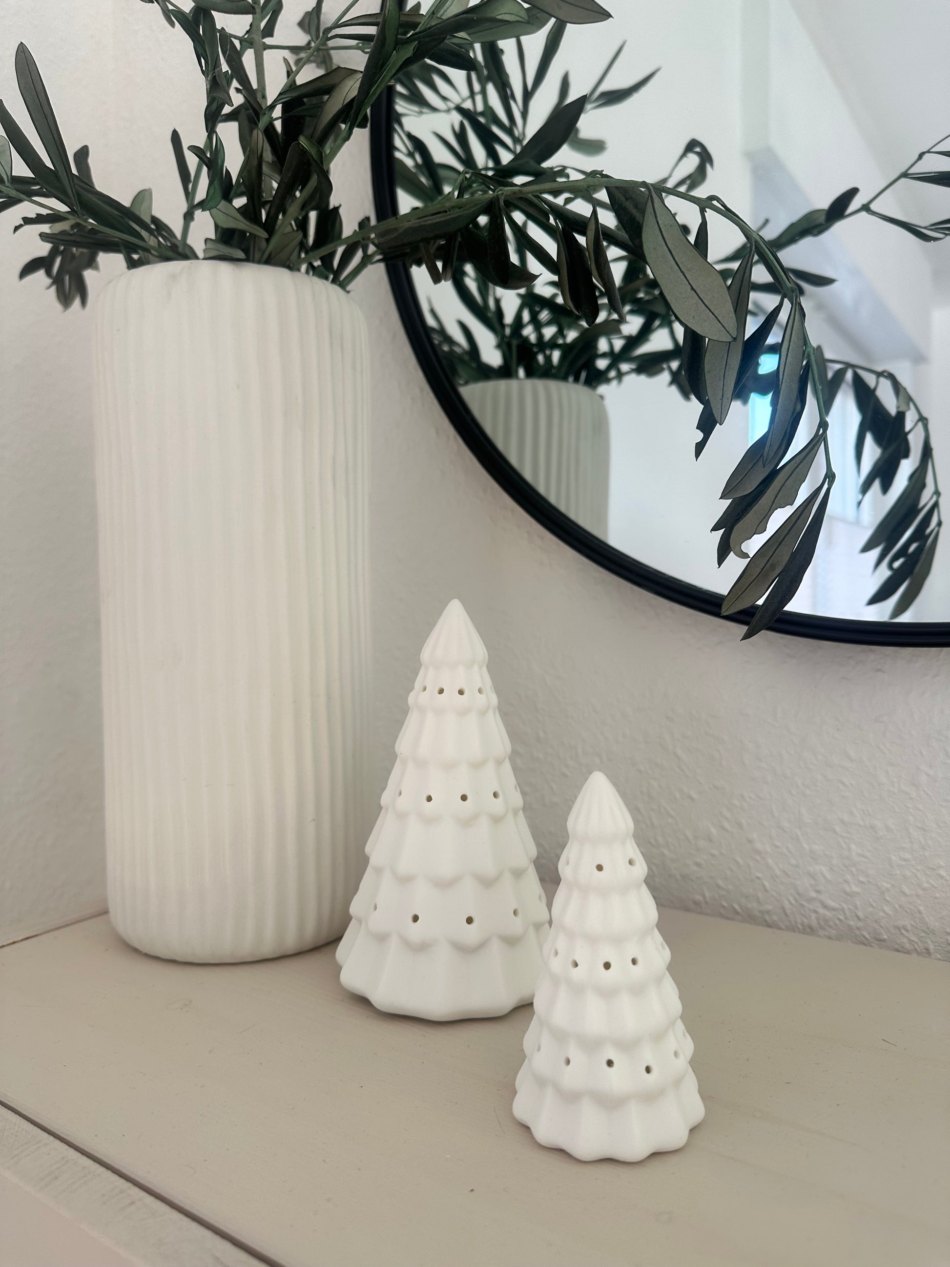 LED-Tannenbaum auf Sideboard für stimmungsvolle Winterdeko