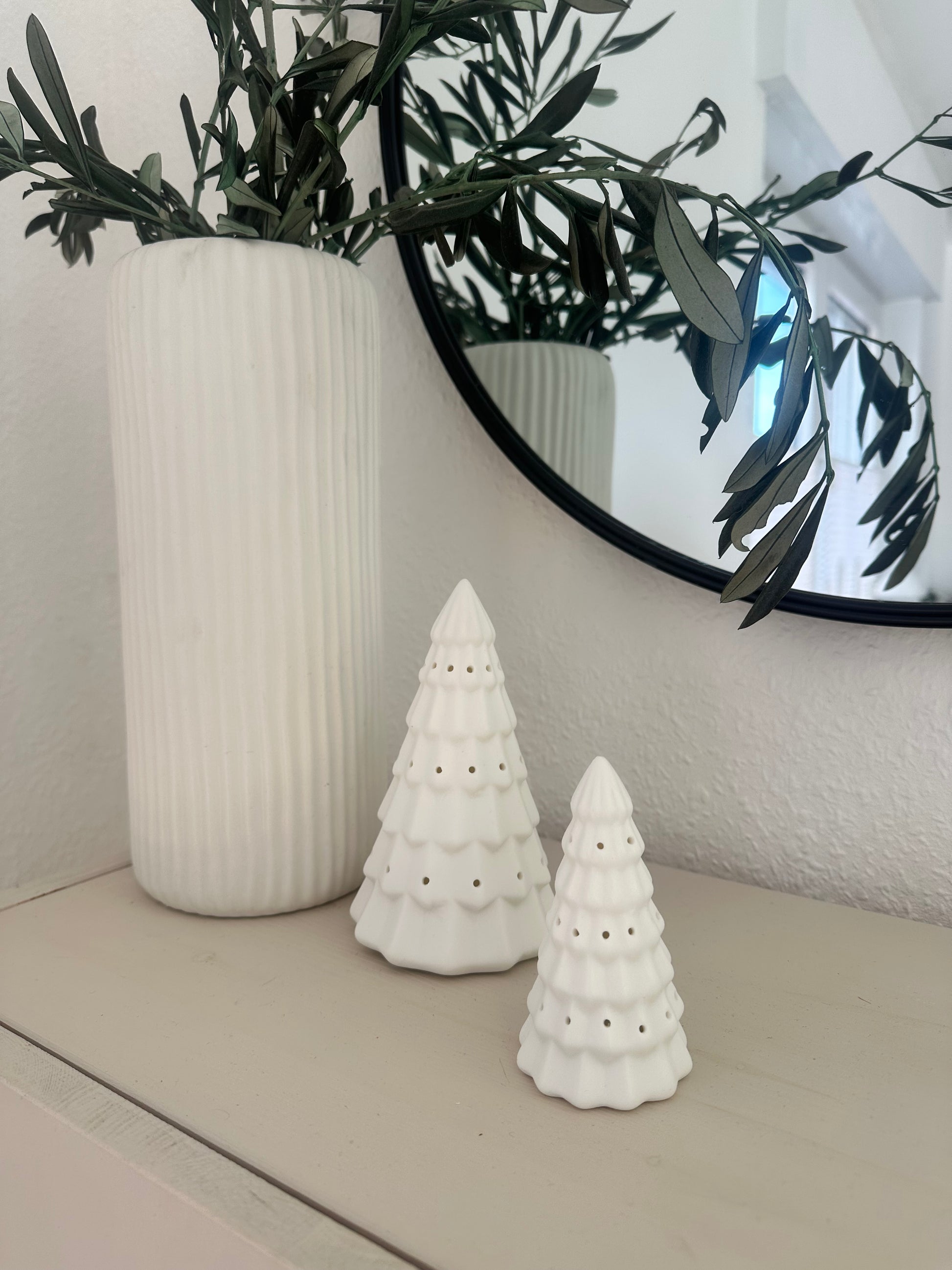 LED-Weihnachtsbaum auf Sideboard dekoriert