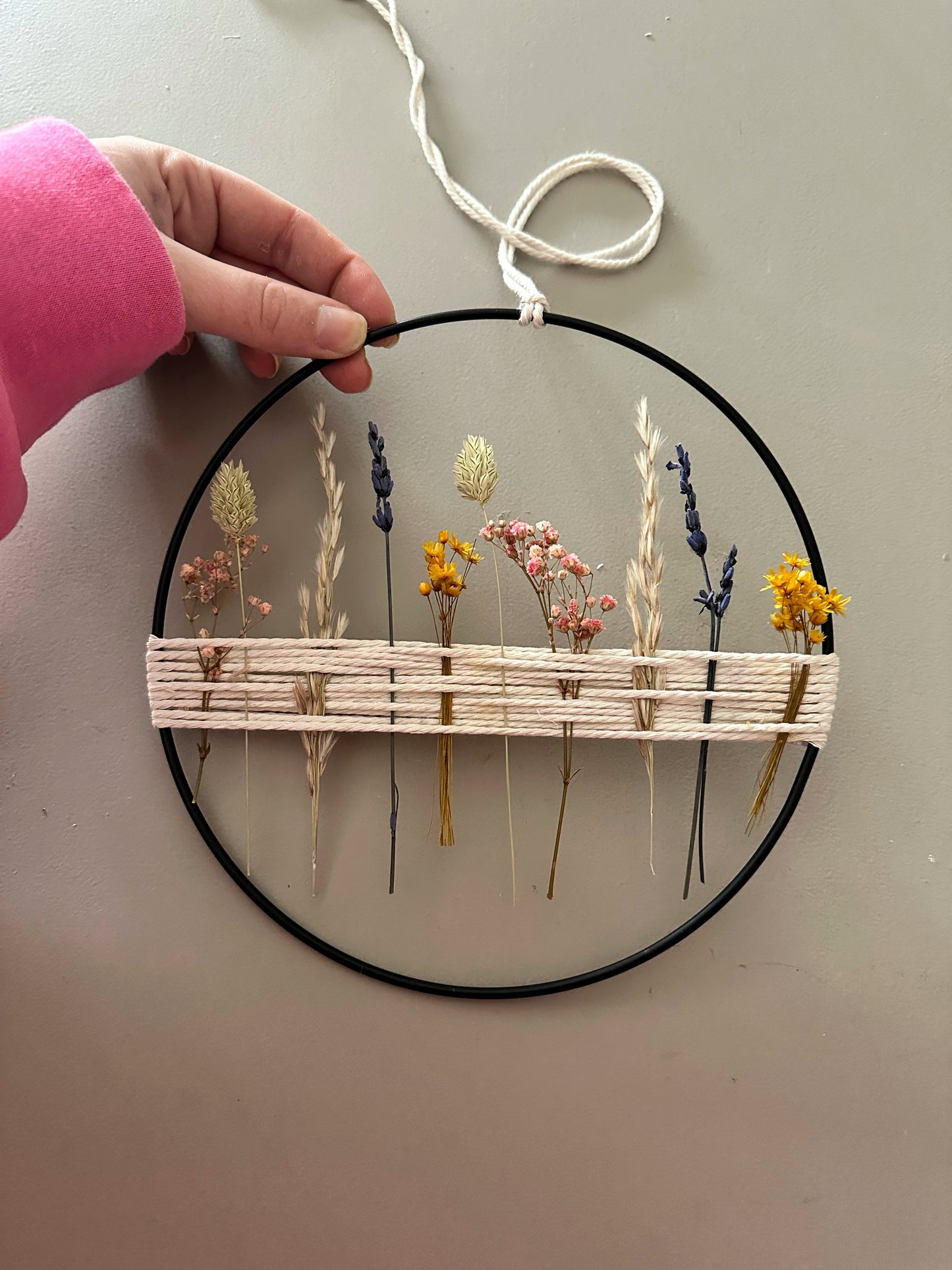 Metallring mit bunten Trockenblumen