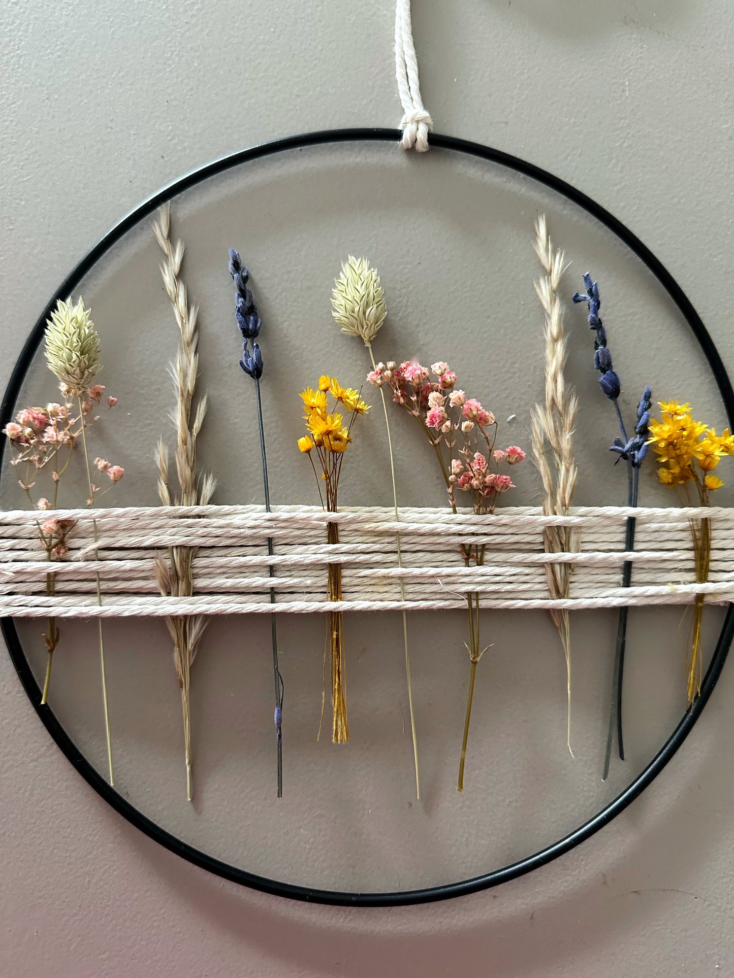 Metallring mit bunten Trockenblumen