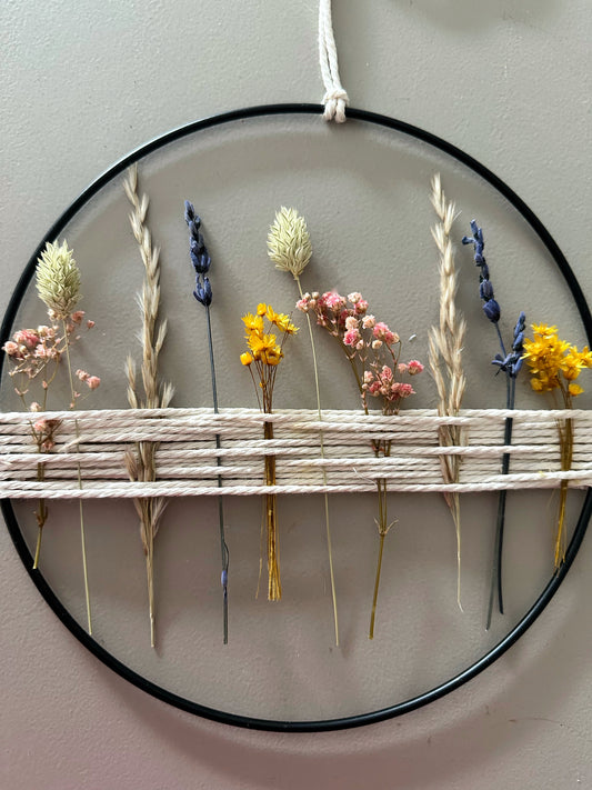 Metallring mit bunten Trockenblumen