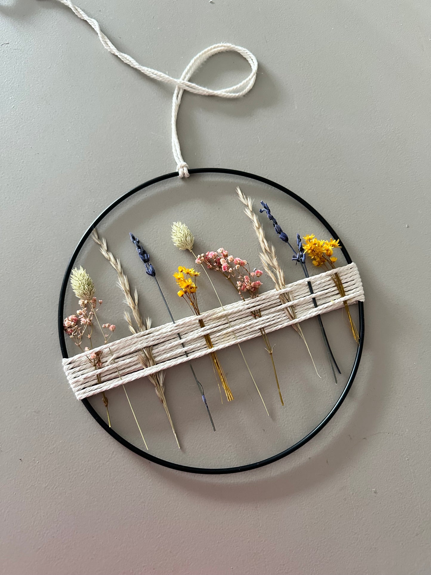 Metallring mit bunten Trockenblumen