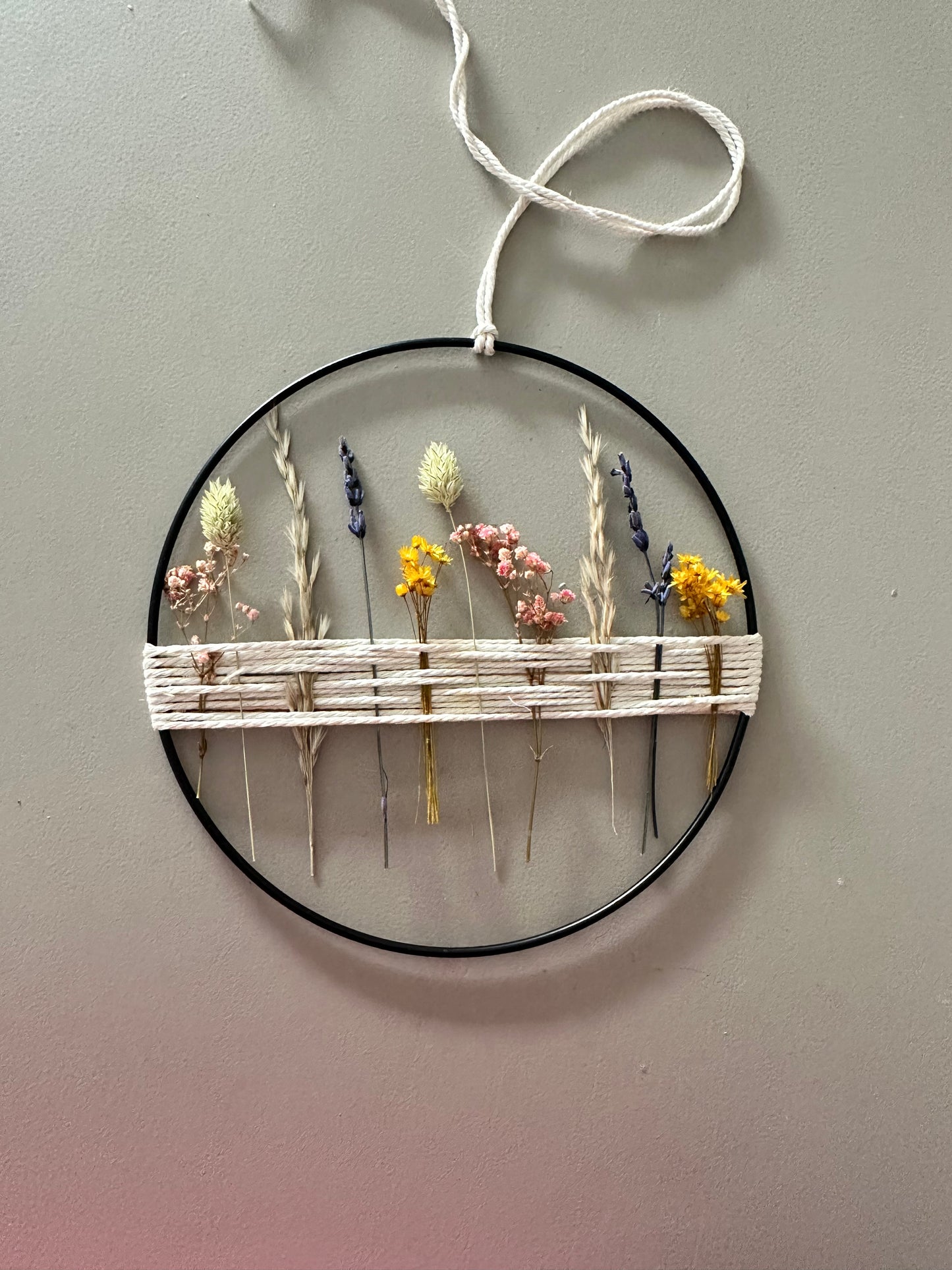 Metallring mit bunten Trockenblumen