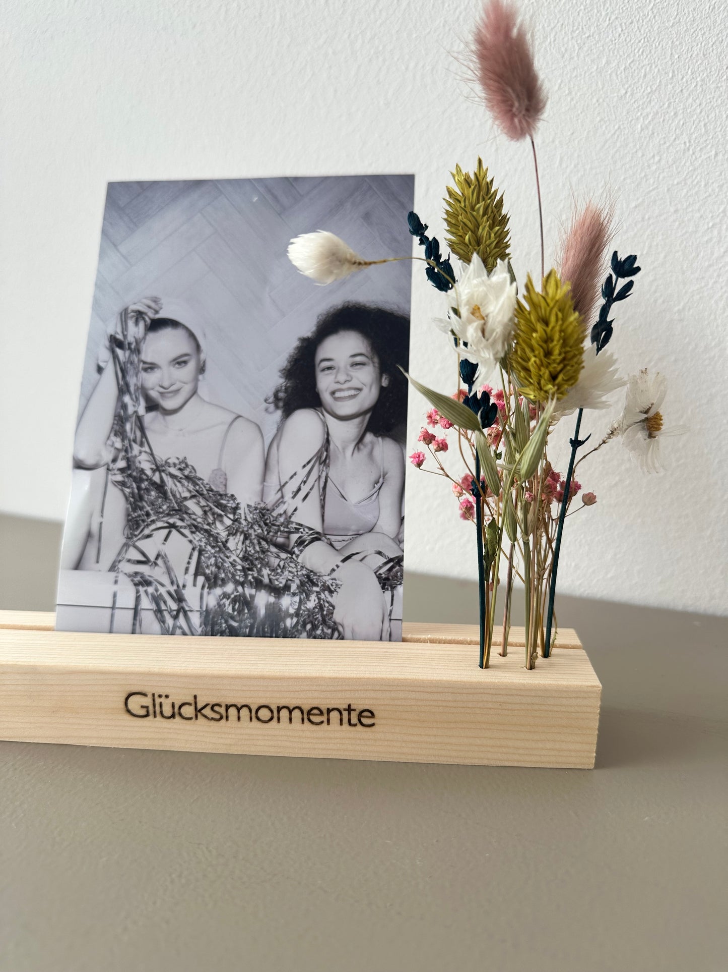 Kartenständer Fotoständer Glücksmomente mit Trockenblumen aus Holz