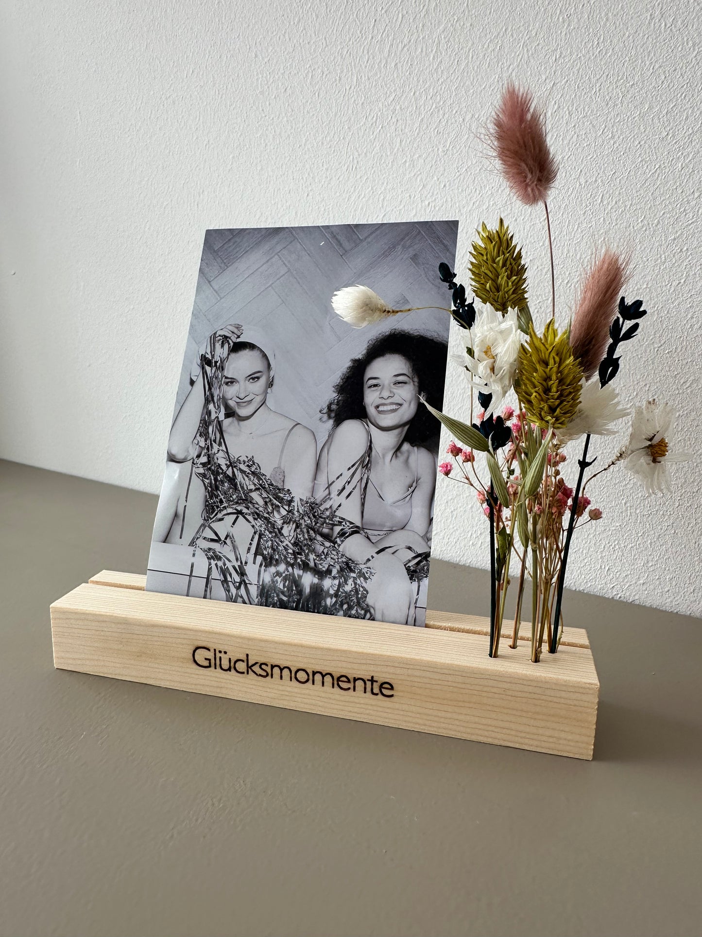 Kartenständer Fotoständer Glücksmomente mit Trockenblumen aus Holz