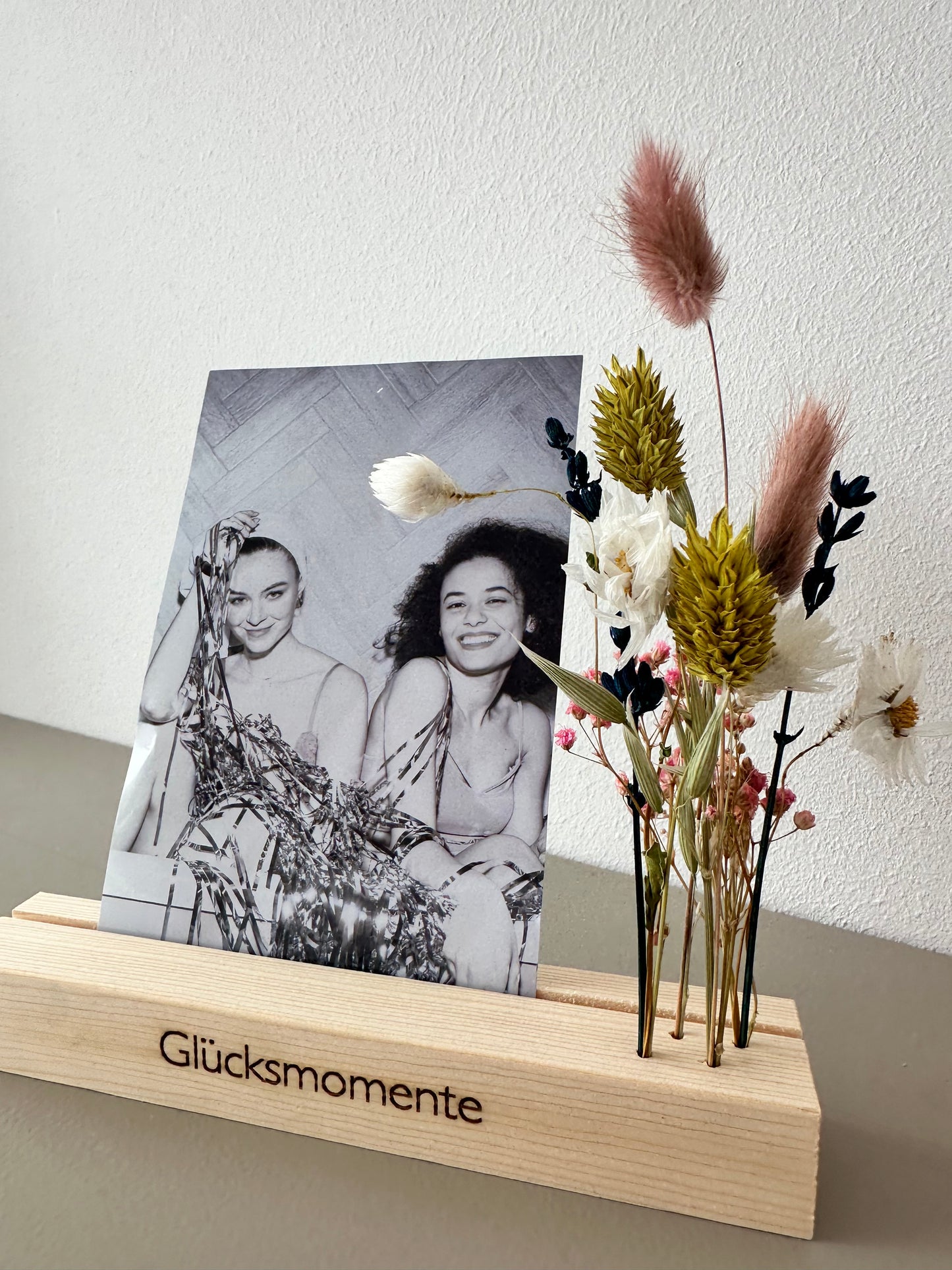 Kartenständer Fotoständer Glücksmomente mit Trockenblumen aus Holz