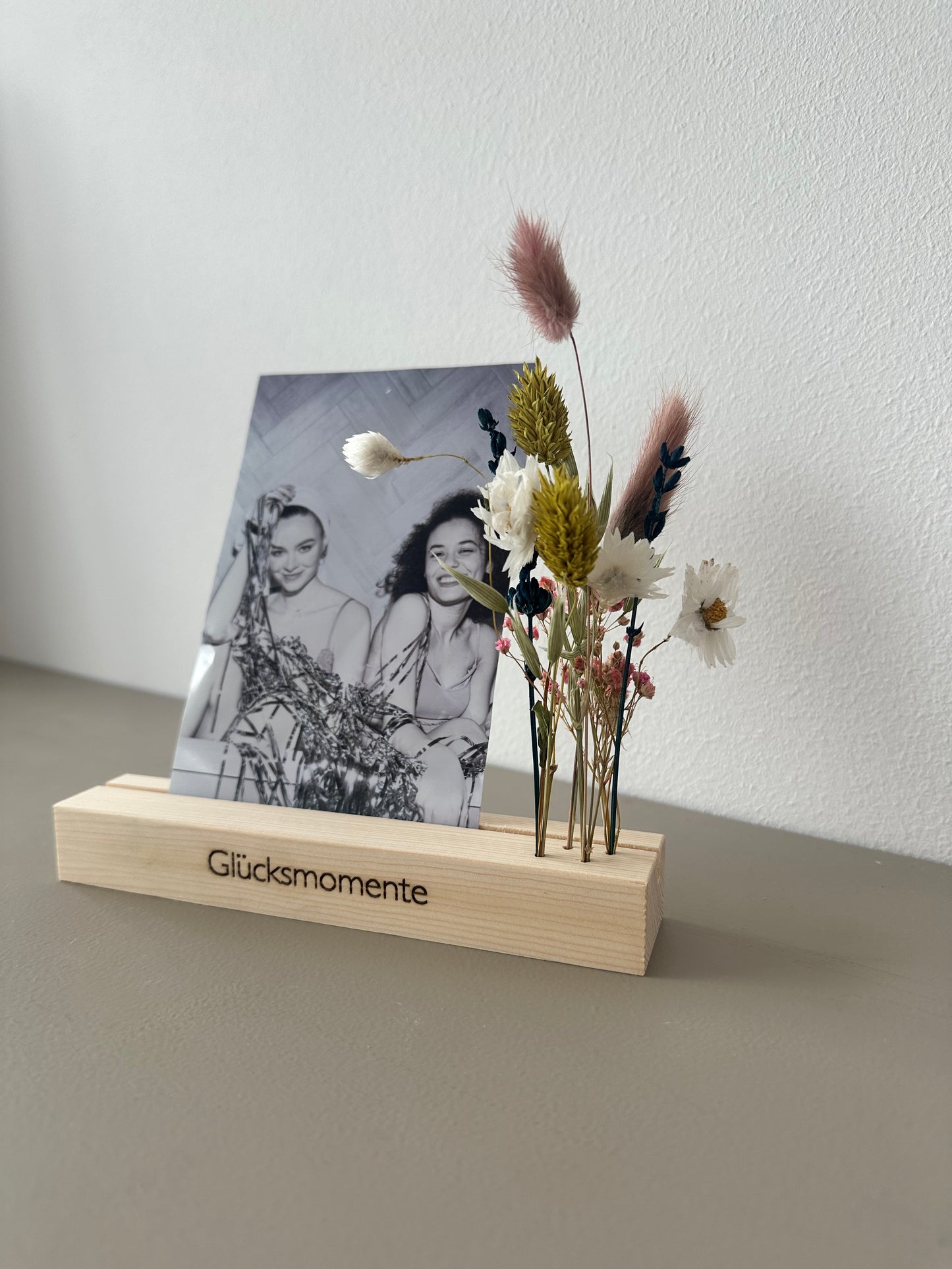 Kartenständer Fotoständer Glücksmomente mit Trockenblumen aus Holz