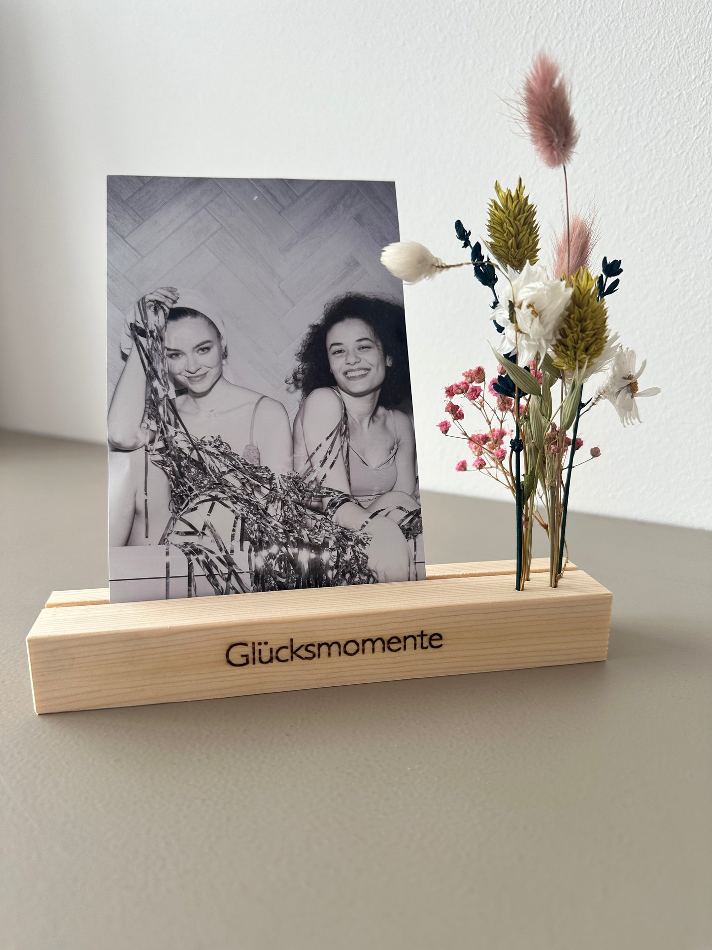 Kartenständer Fotoständer Glücksmomente mit Trockenblumen aus Holz