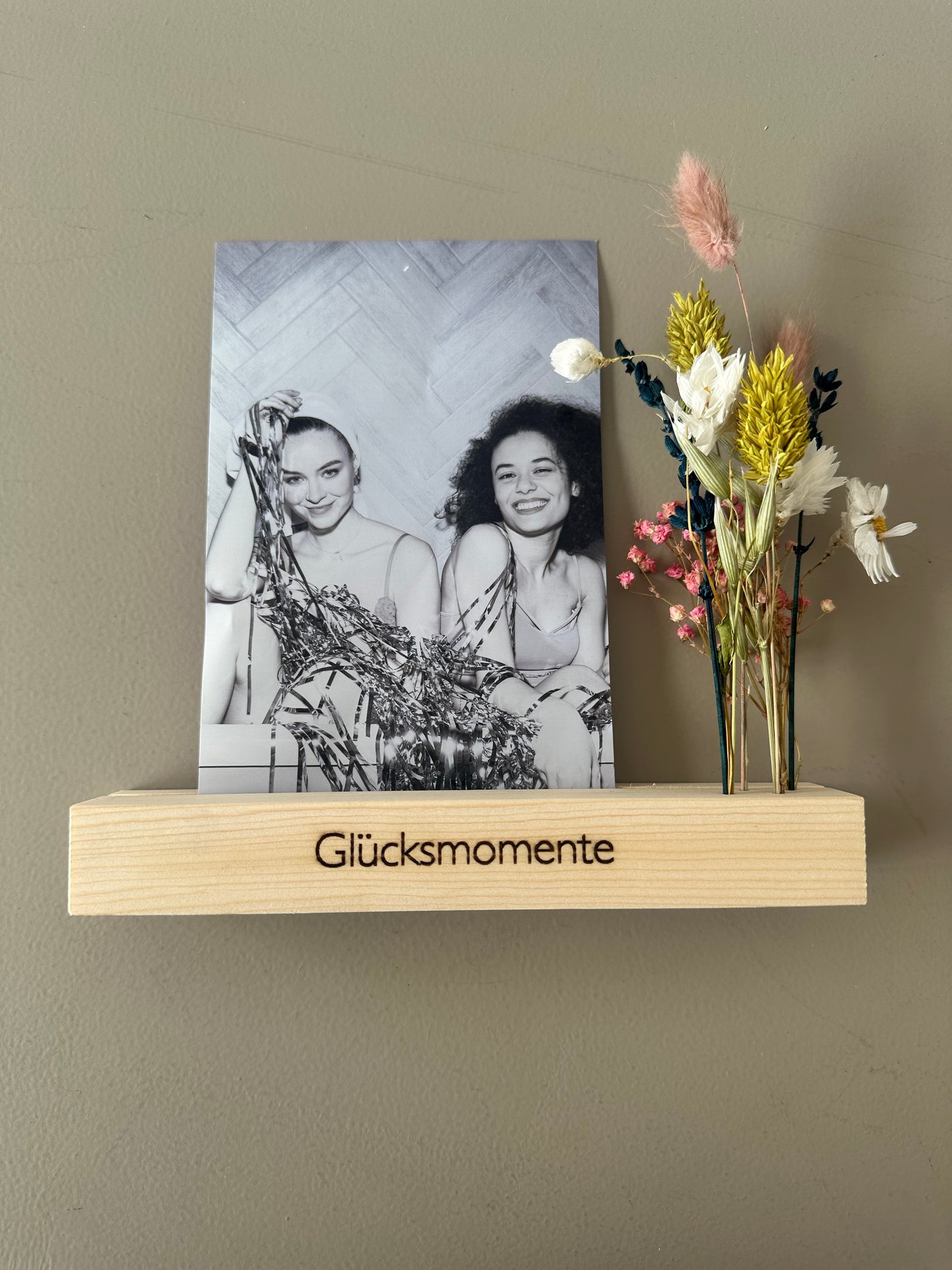 Kartenständer Fotoständer Glücksmomente mit Trockenblumen aus Holz