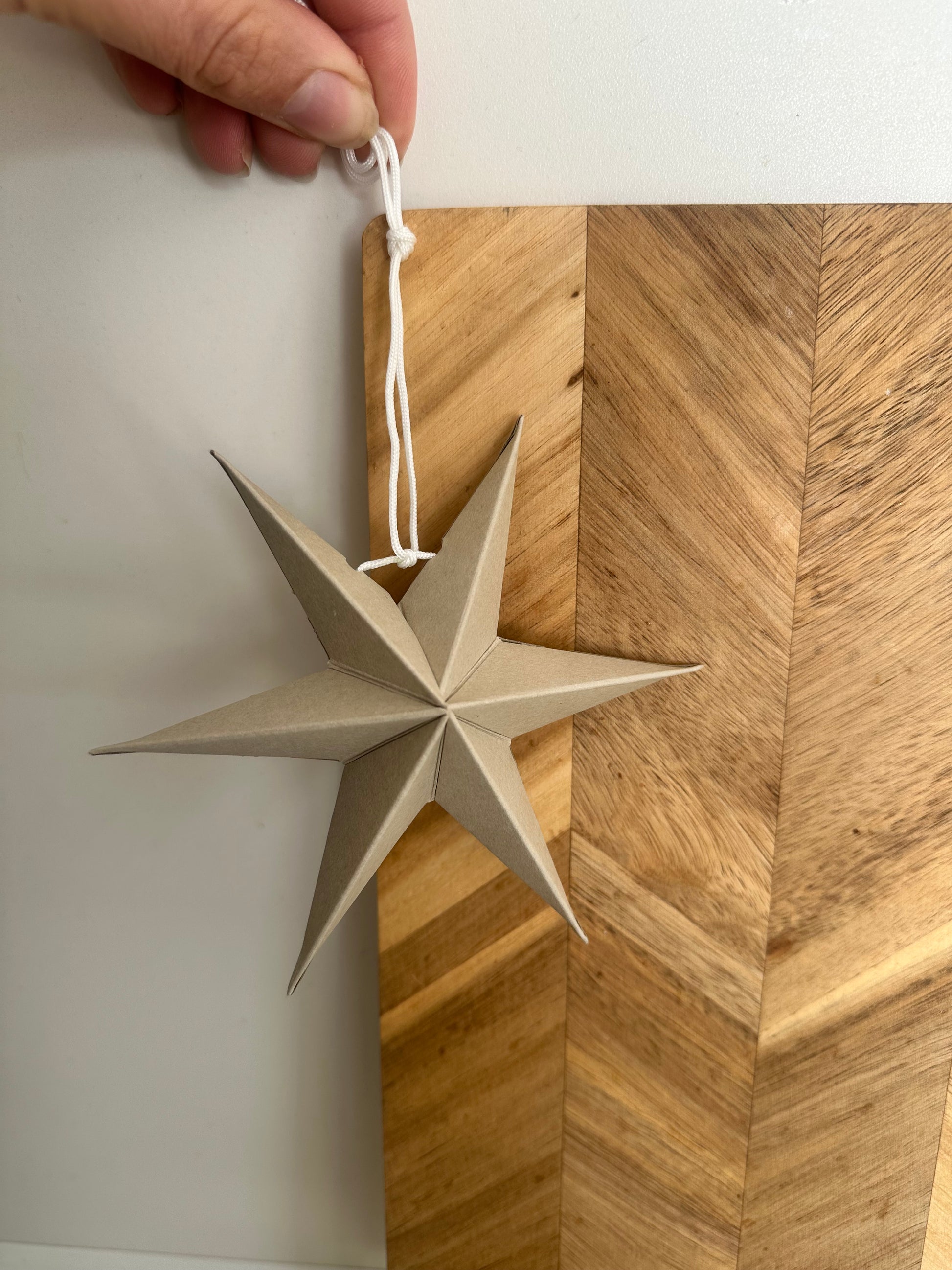 Nachhaltiger Papierstern als Tannenbaumschmuck und Geschenkidee