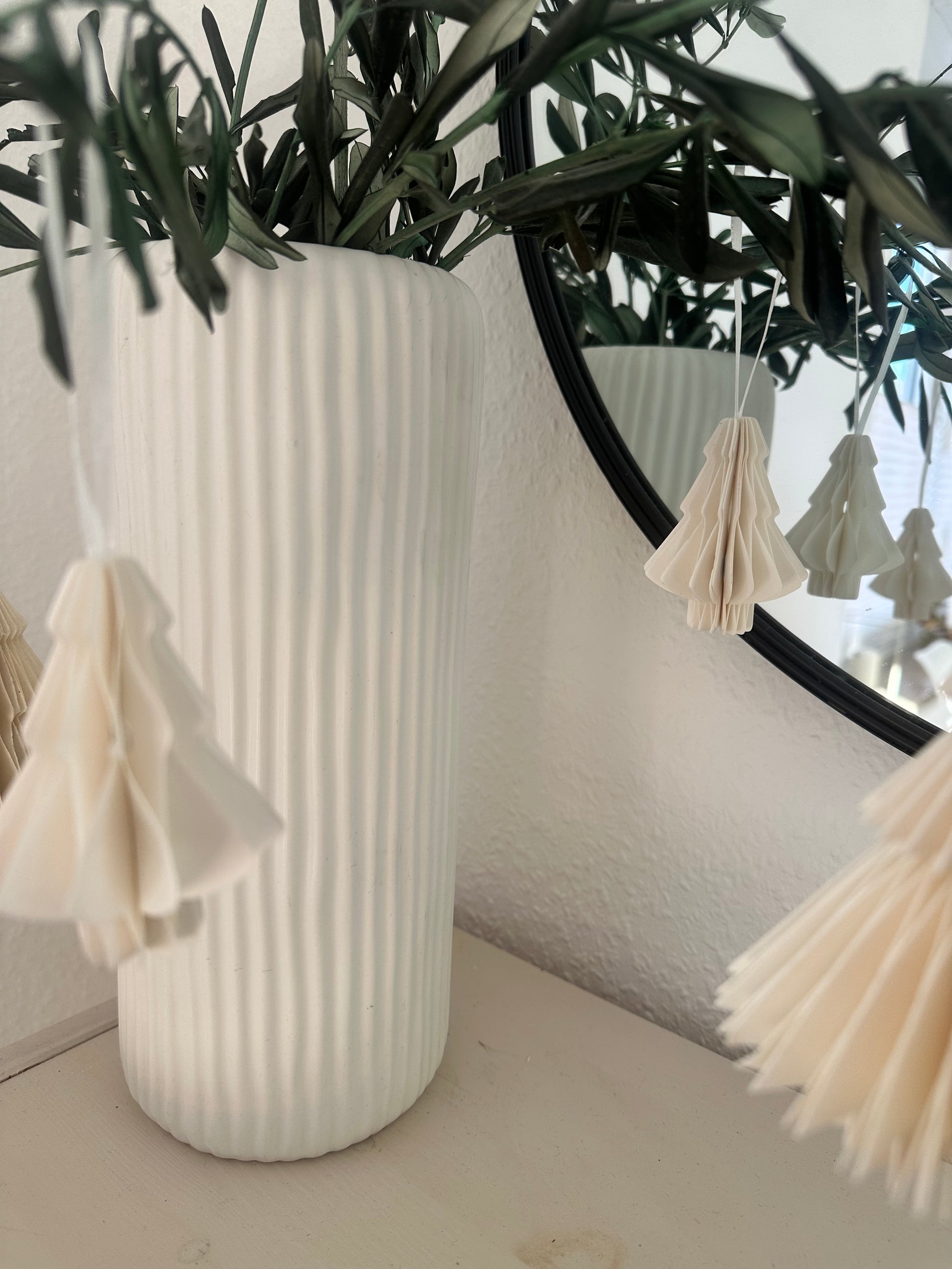Papier-Weihnachtsbaum als kleine Aufmerksamkeit für Freundin