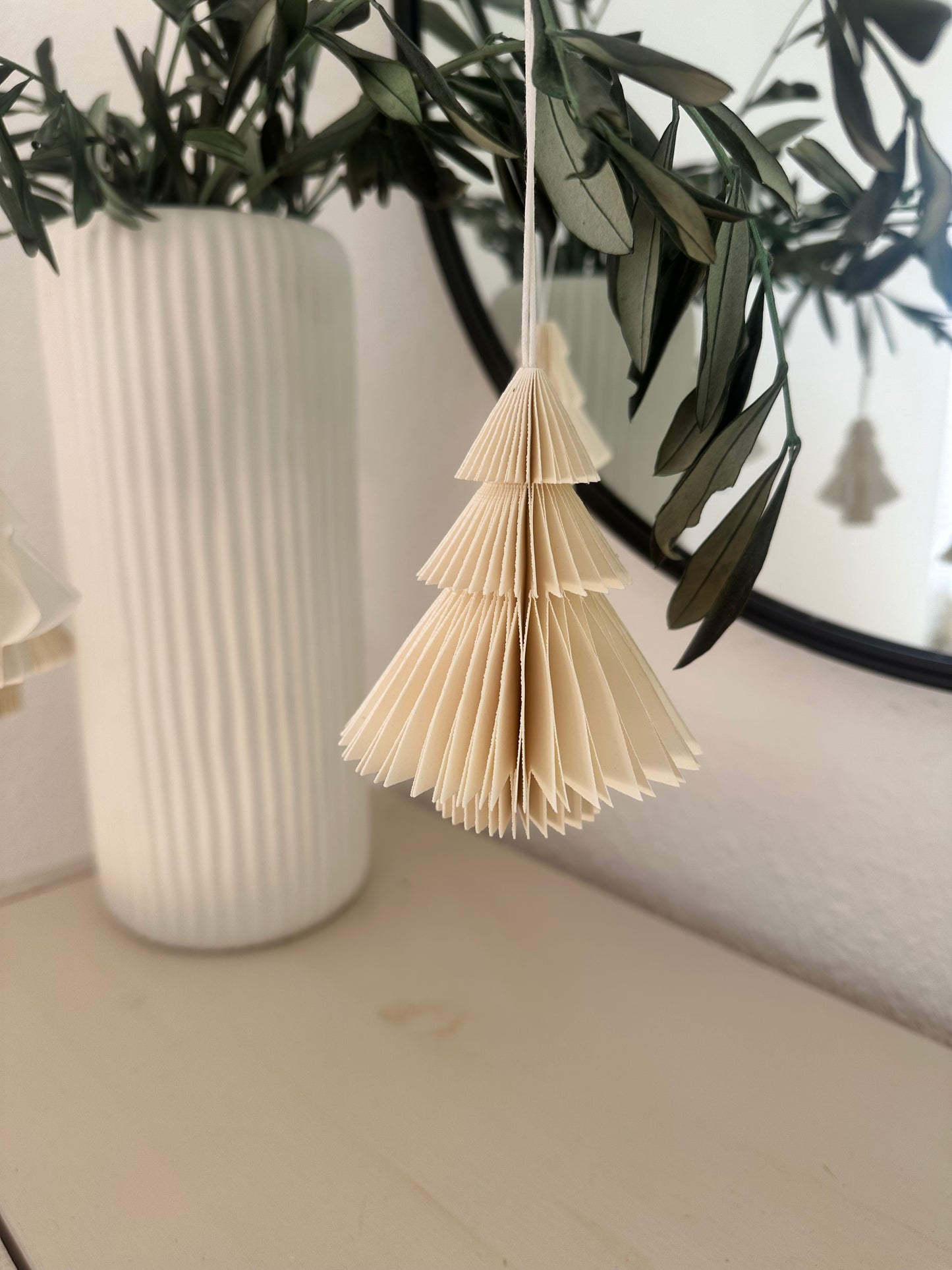 Papier-Weihnachtsbaum als kleine Aufmerksamkeit für Adventskalender