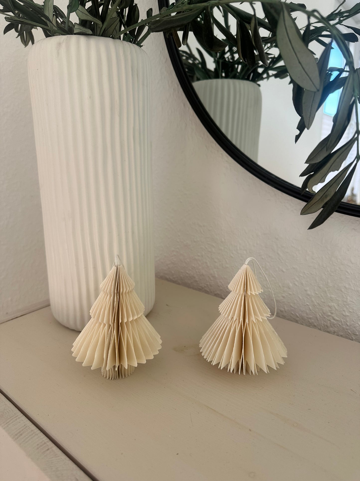 Weiße Cremefarbene Papier-Tannenbäume als moderne Winterdeko