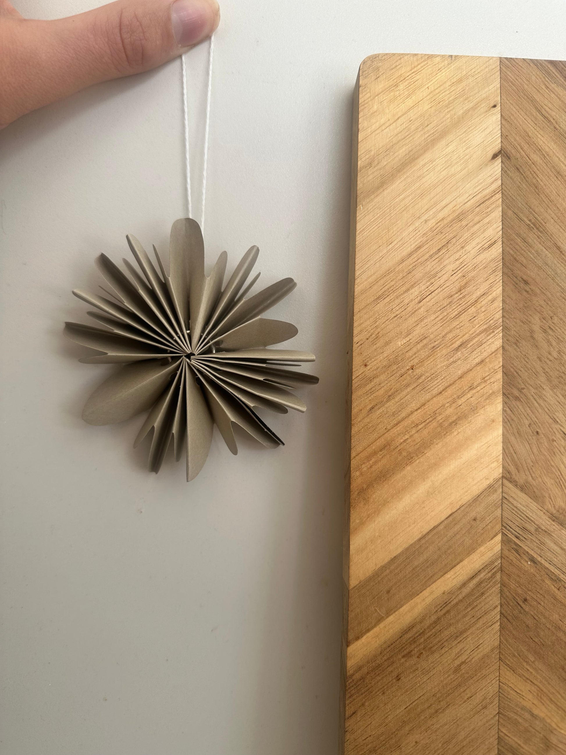 Nachhaltige Schneeflocke als Tannenbaumschmuck und Geschenkidee