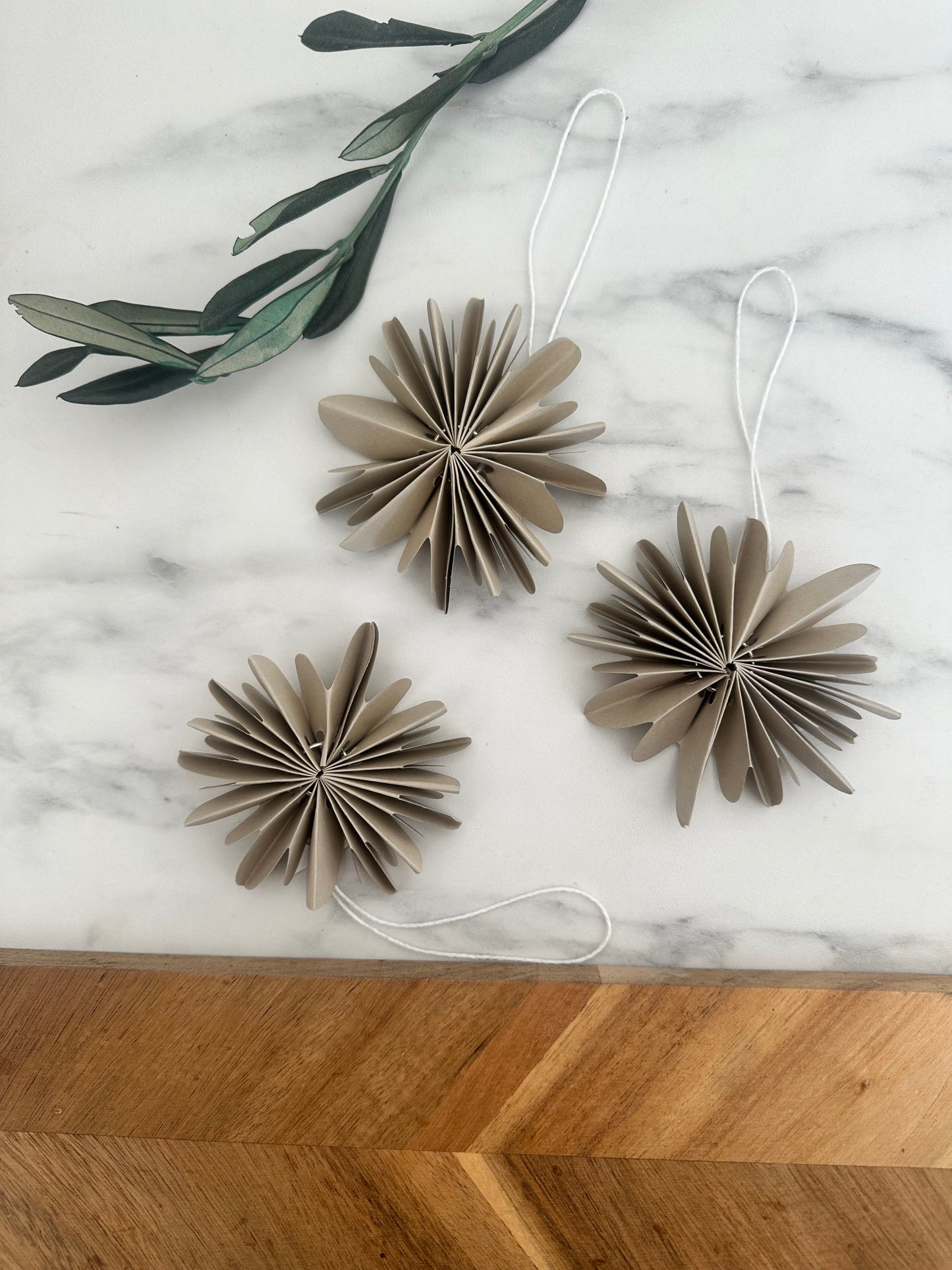 Papier Stern Schneeflocke zum Hängen | Tannenbaumschmuck | kleine Aufmerksamkeit