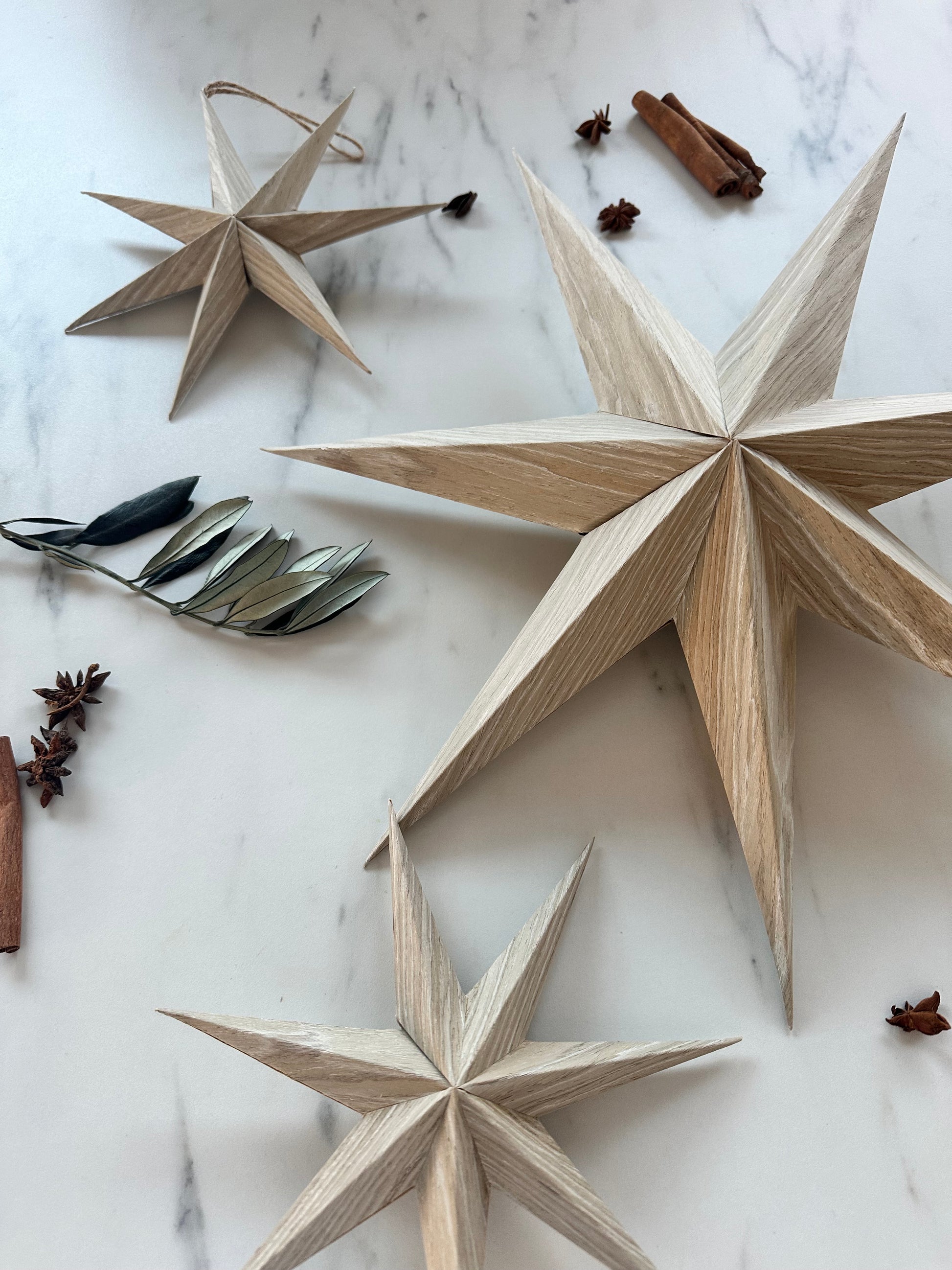 Dekorativer Stern aus Papier in zwei Größen – natürliche Weihnachtsdeko