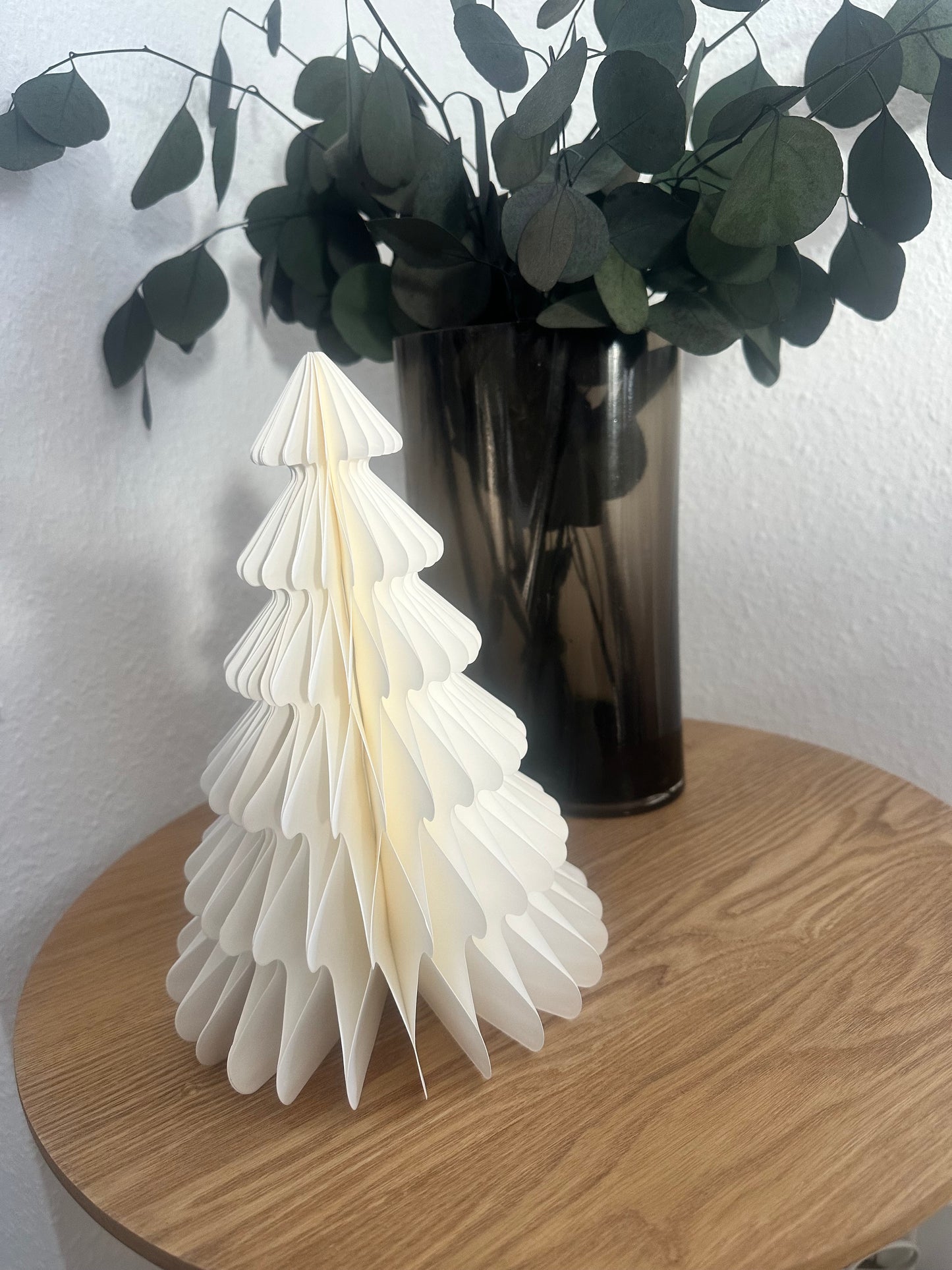 Papier-Tannenbaum kombiniert mit Kerzen und Trockenblumen als natürliche Weihnachtsdekoration