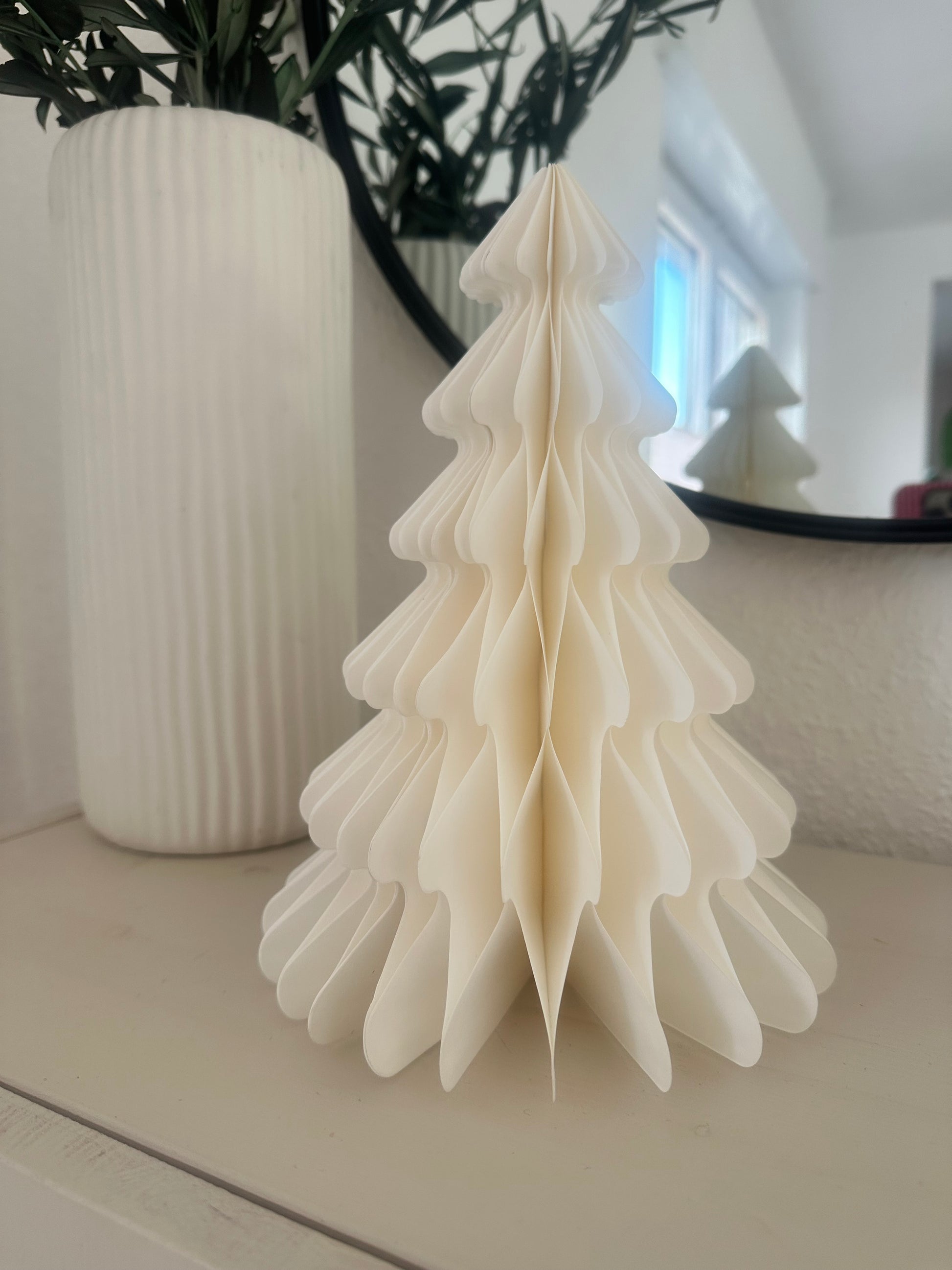 Papier-Weihnachtsbaum als liebevolles, nachhaltiges Weihnachtsgeschenk von Lizasliving