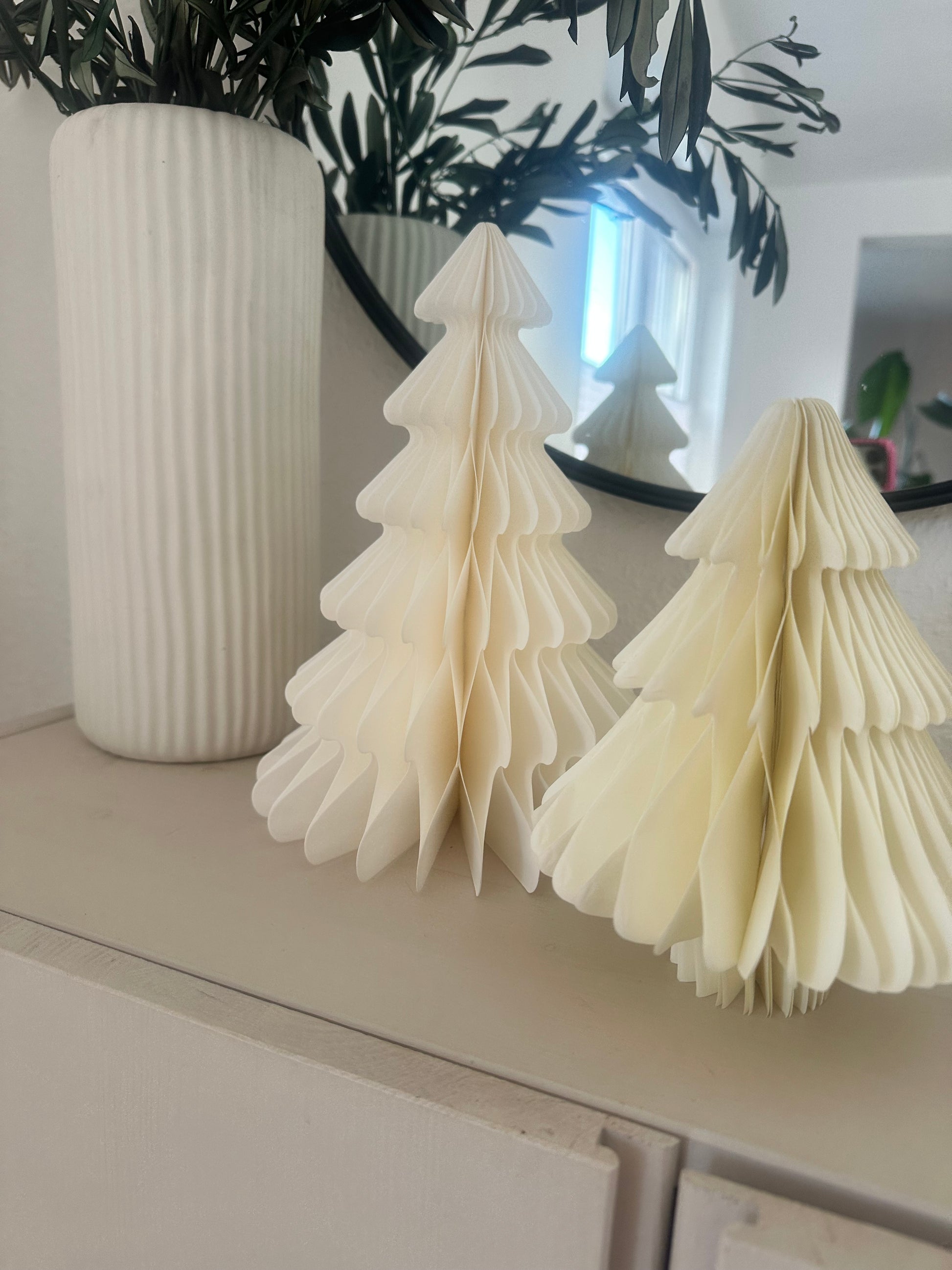 Schlichter Papier-Tannenbaum in Cremeweiß als elegante Deko